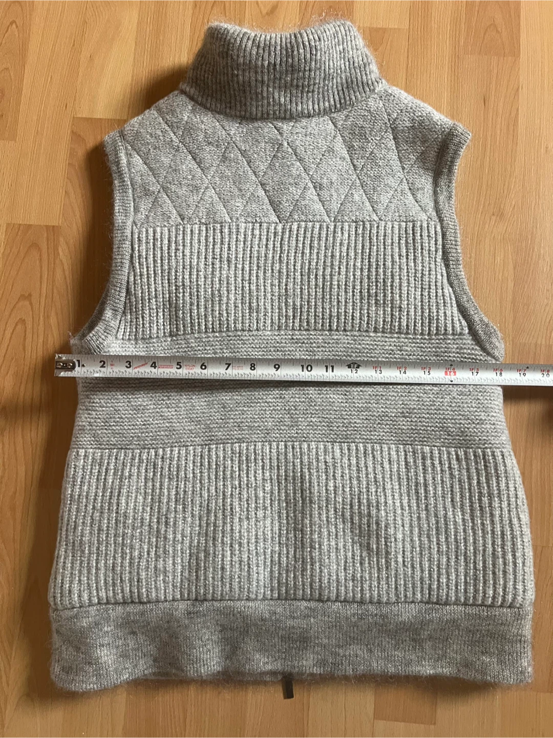 Banana Republic Gray Quilted Knit Vest - Size L - photo 4