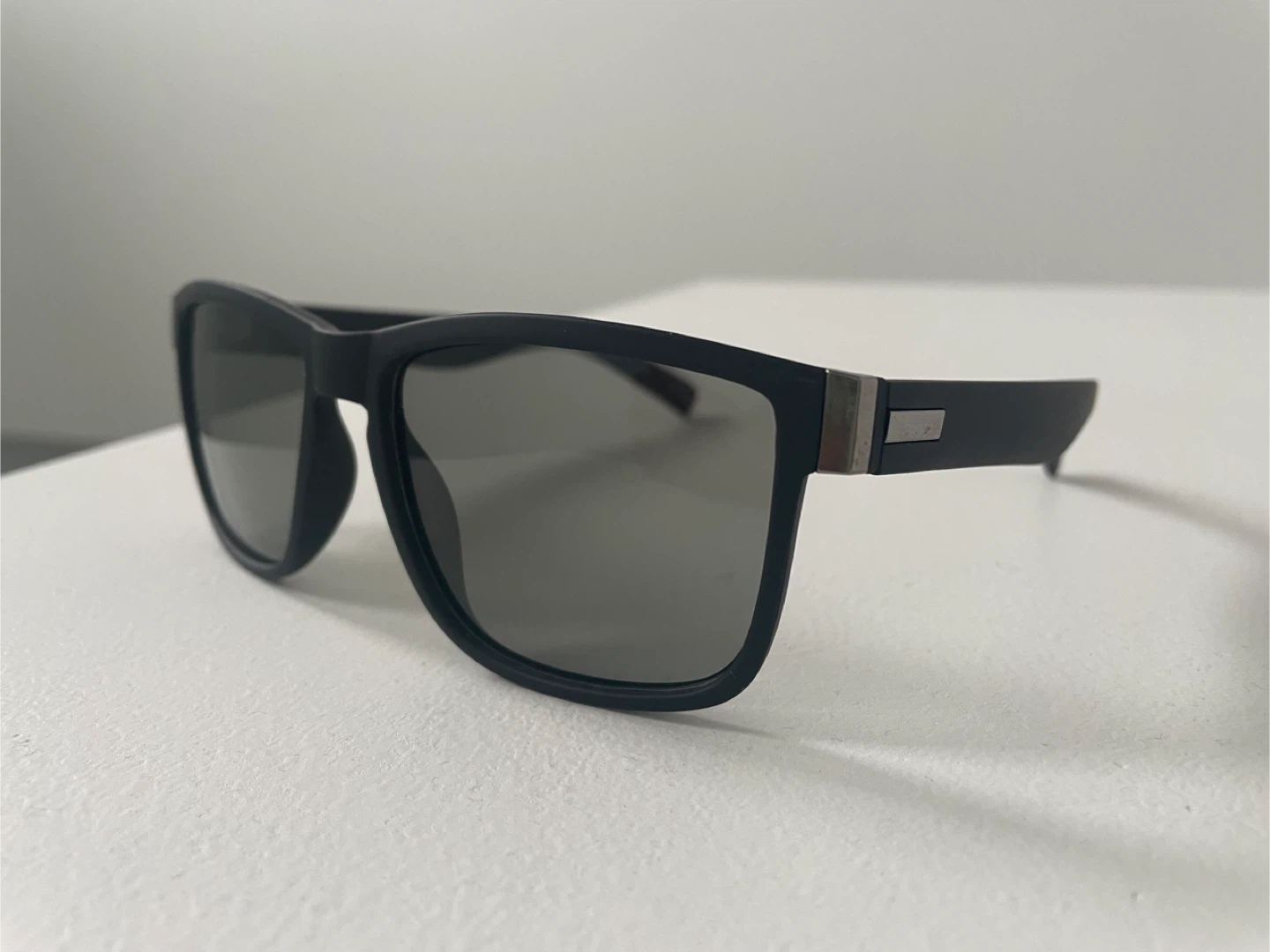 (New) polarized unsex Black Sunglasses with Silver Accent