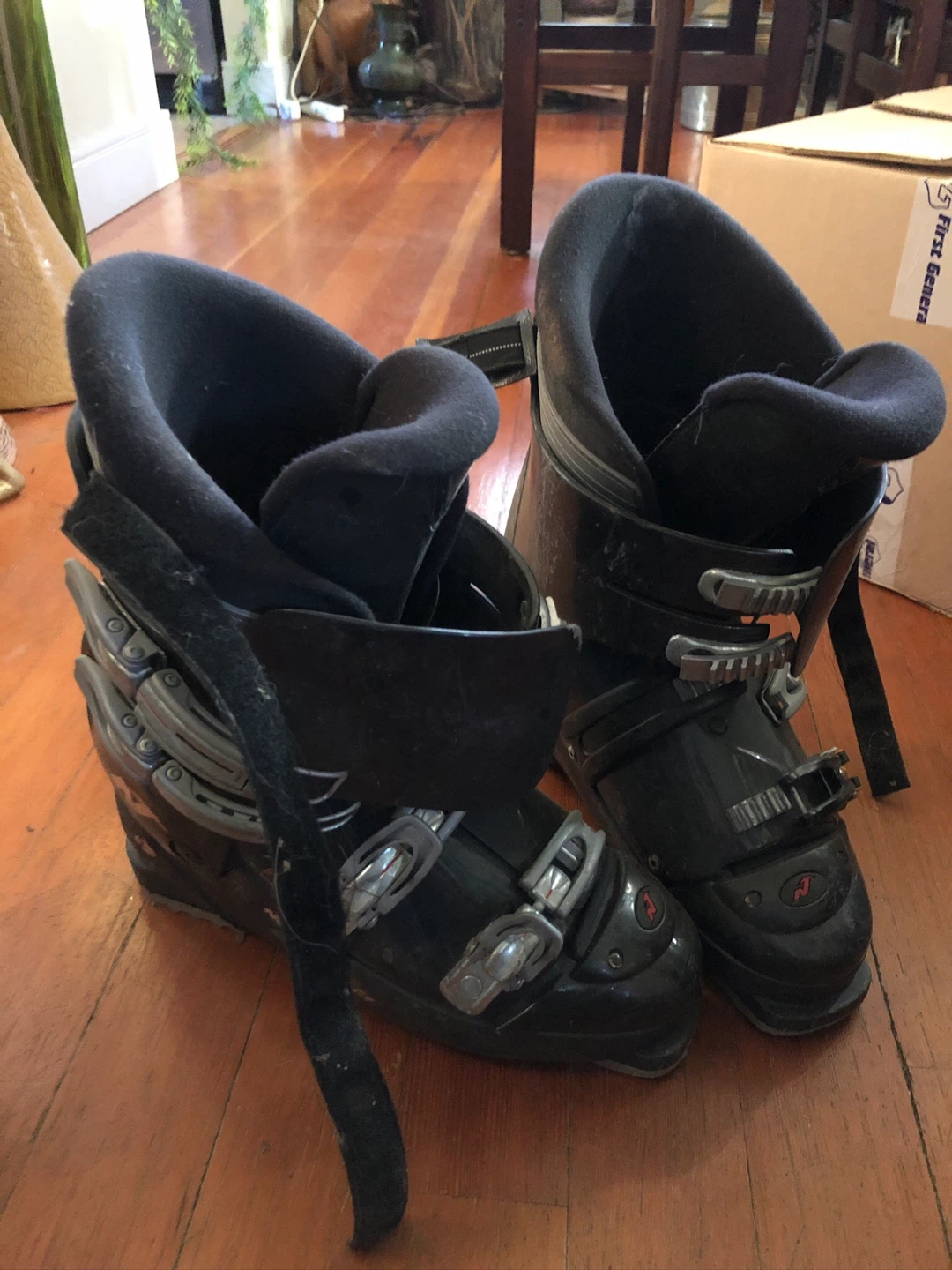 Downhill Ski Boots. 335 mm. Nordica.