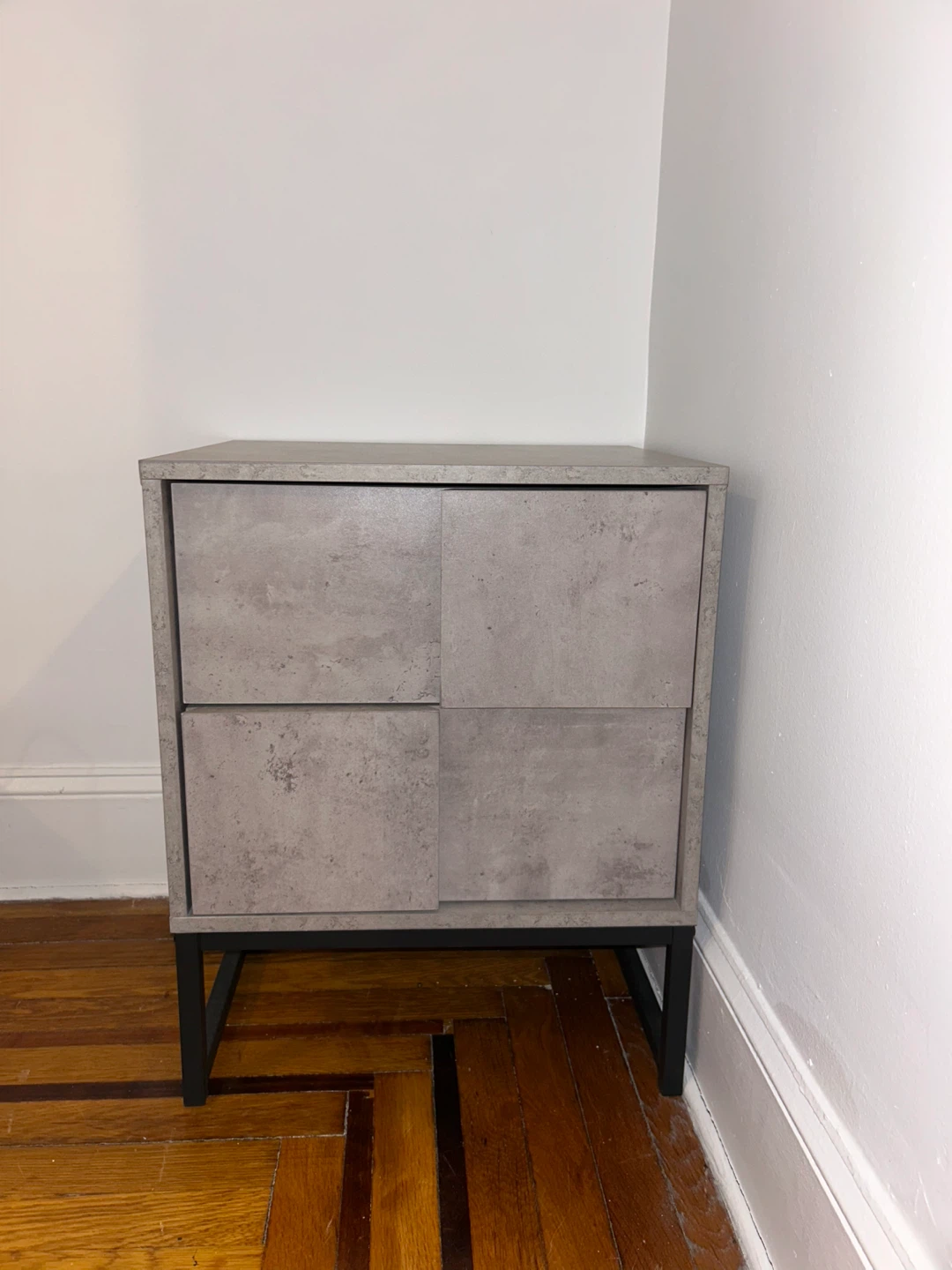 Nightstand with 2 Drawers