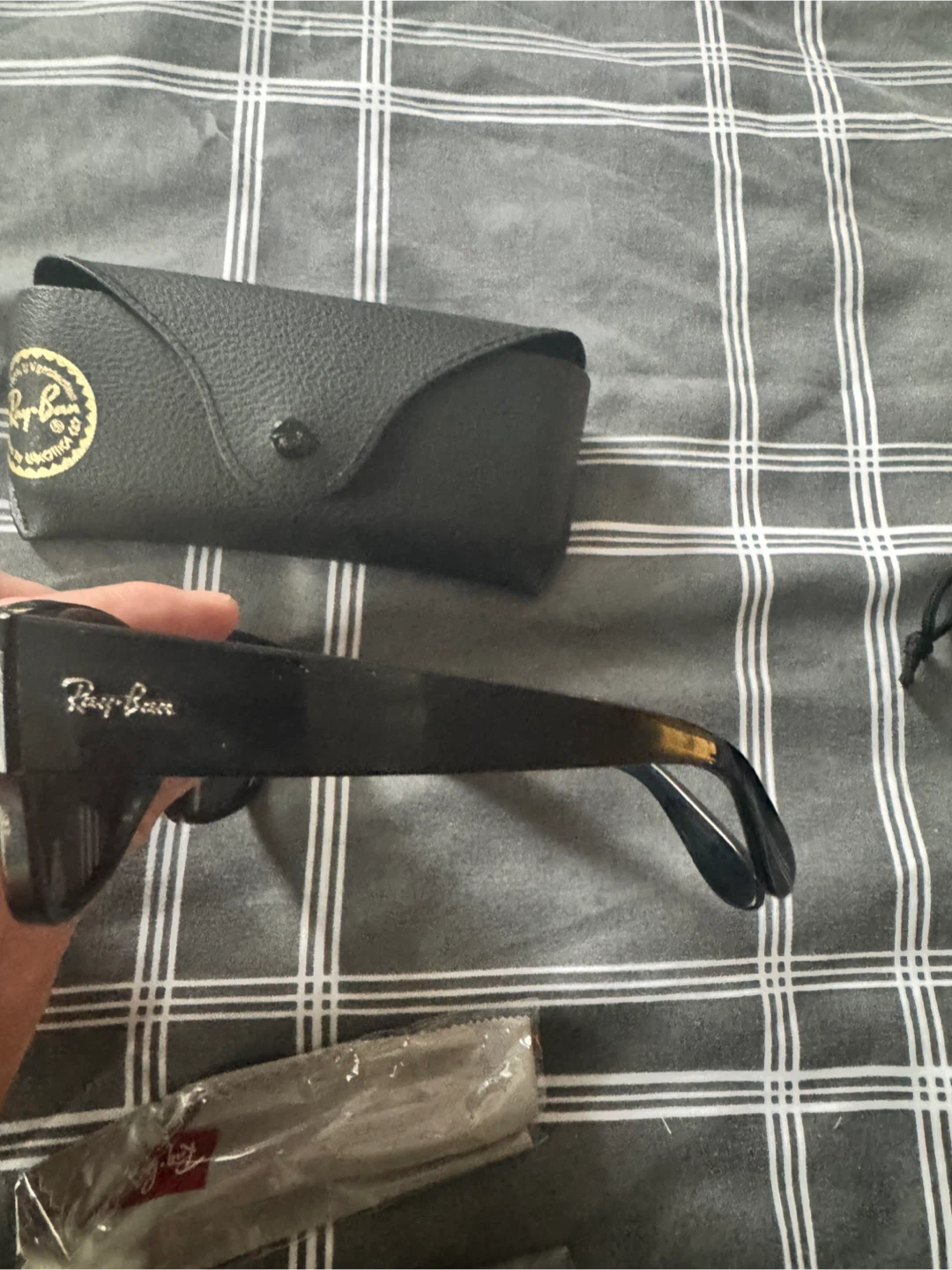 Ray-Ban Wayfarer Sunglasses with Case and Cleaning Cloth