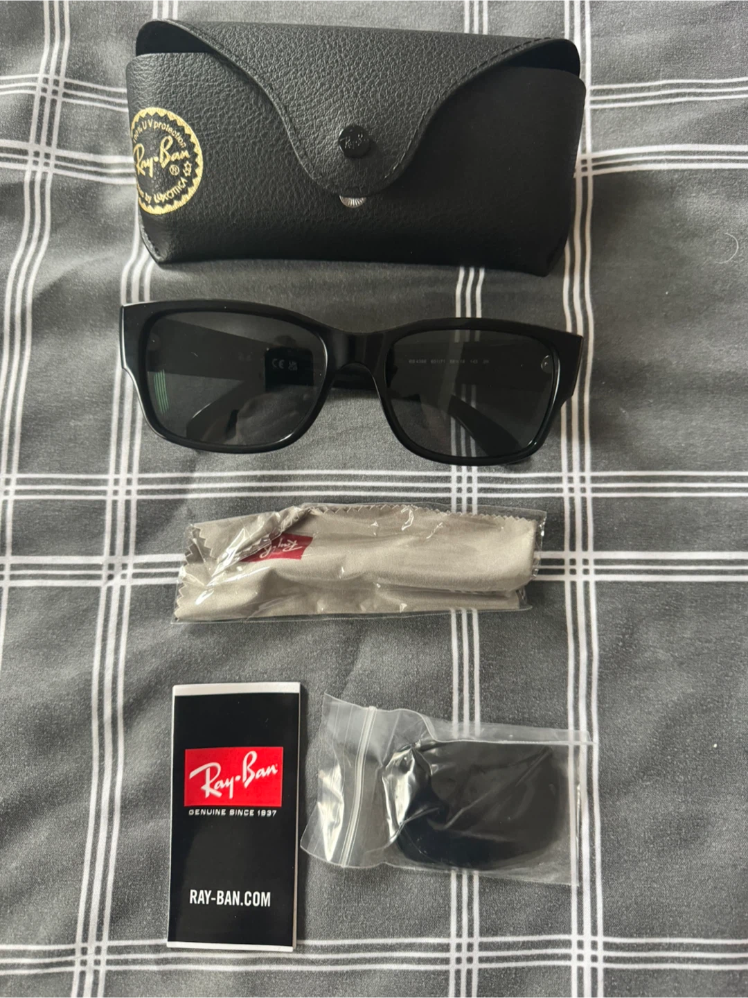 Ray-Ban Wayfarer Sunglasses with Case and Cleaning Cloth - photo 3