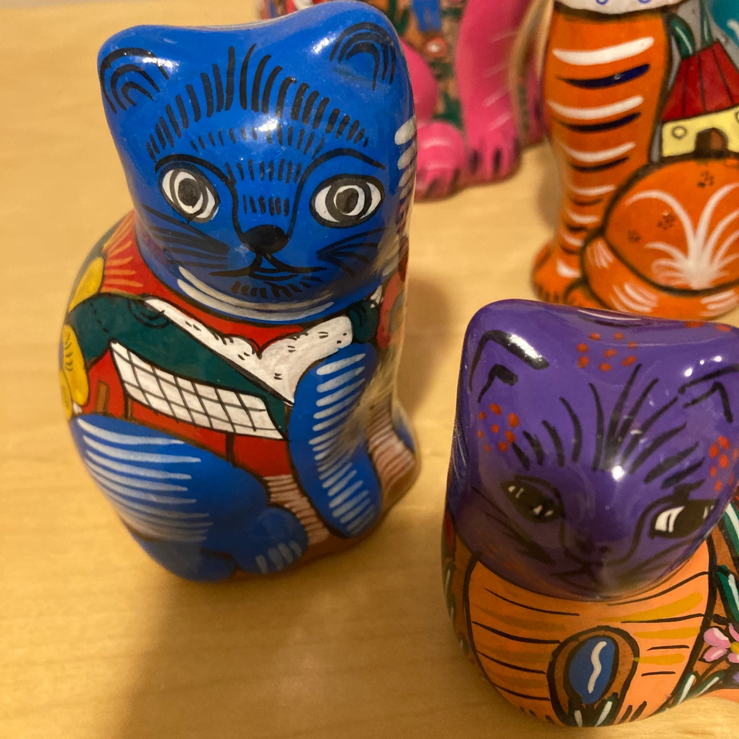 Collection of 6 Talavera Hand-Painted Ceramic Cat Figurines - photo 3