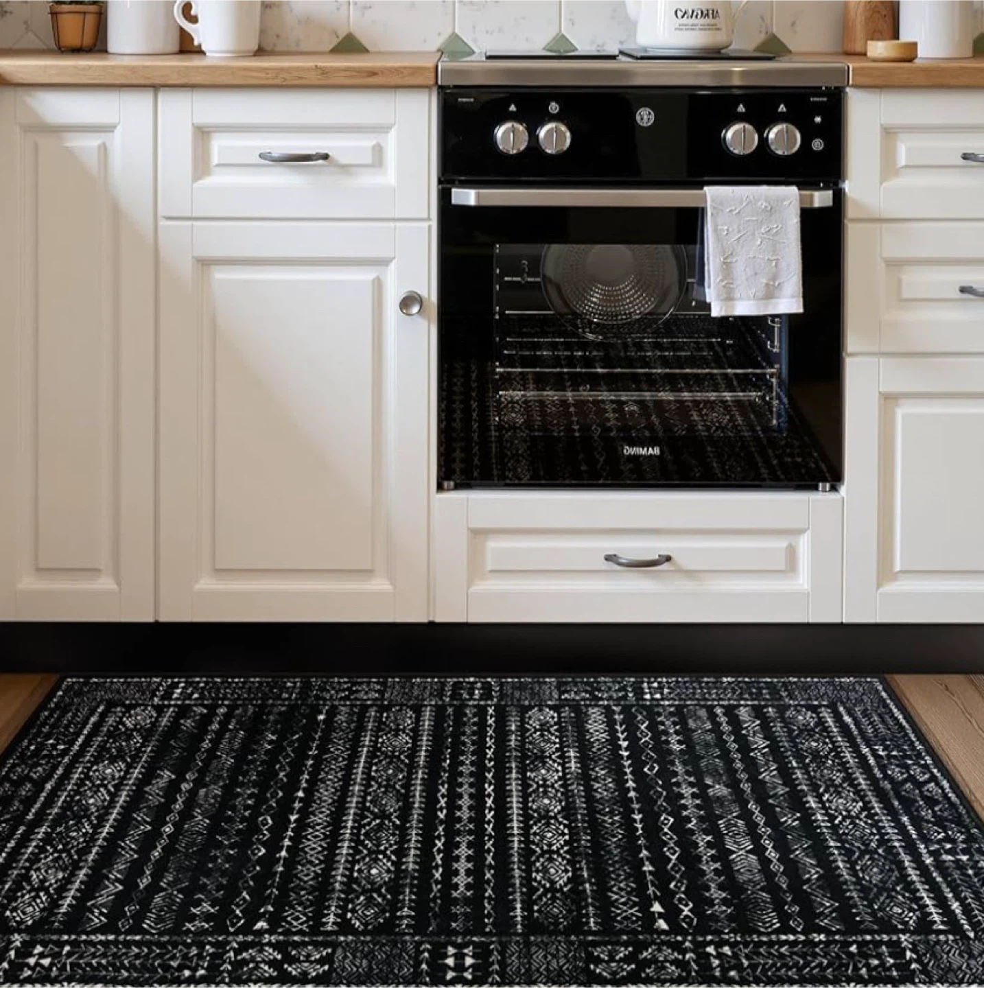 Black and White Geometric Pattern Area Rug - photo 3