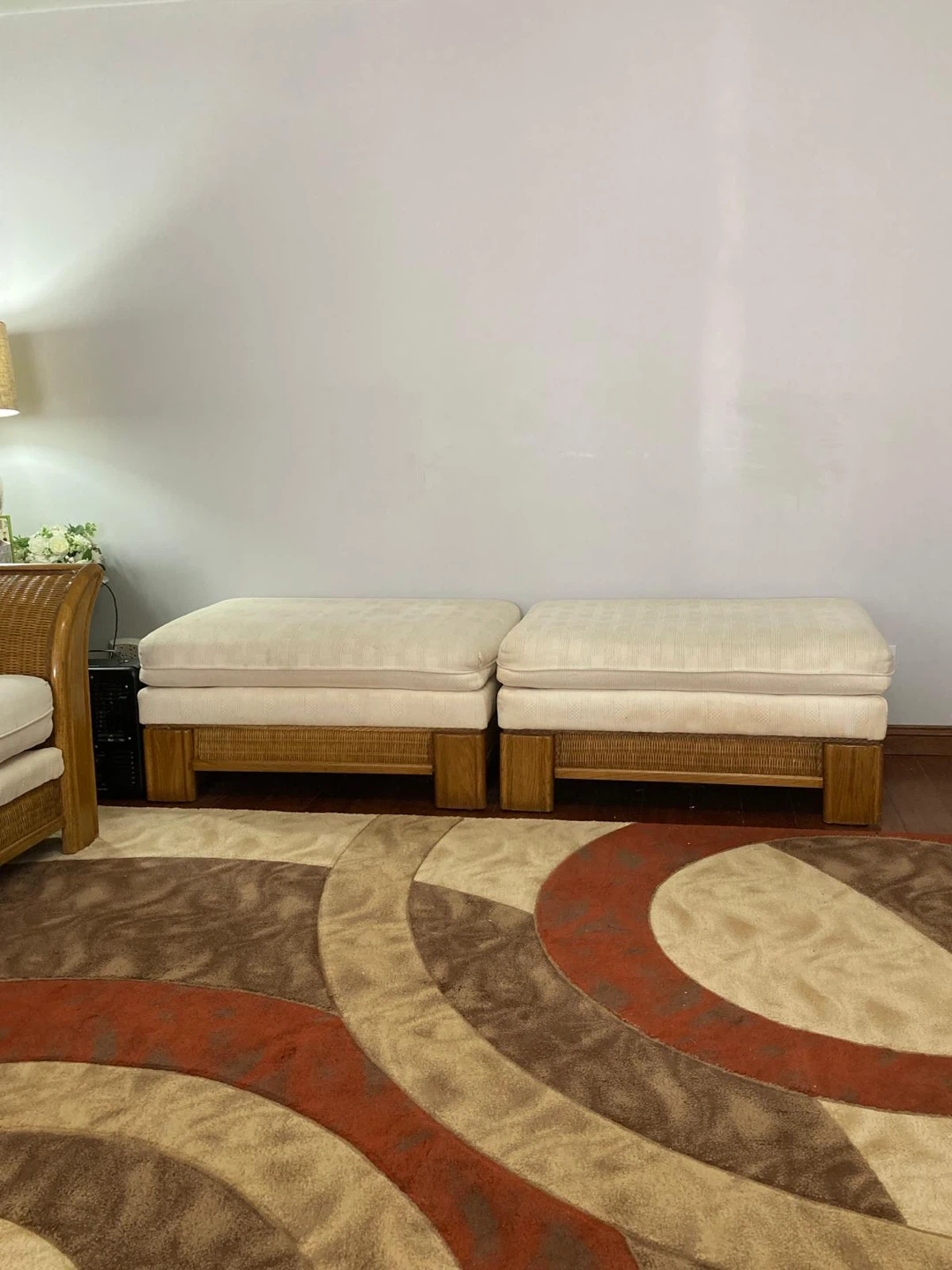 Set of classic wicker chairs and 2 matching ottomans - photo 5