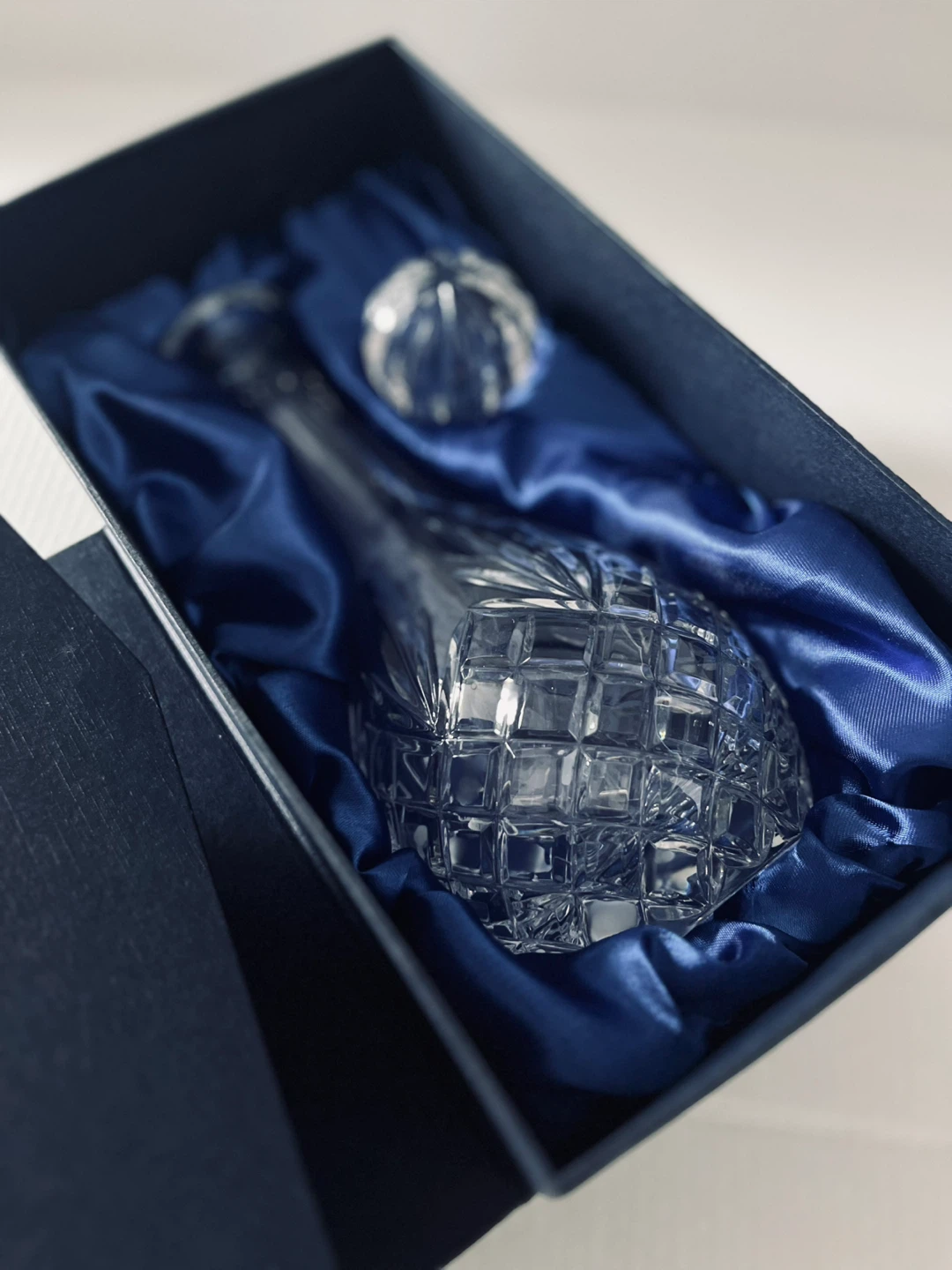 NEW***Rozeeca European Hand Cut Crystal Decanter. OBO