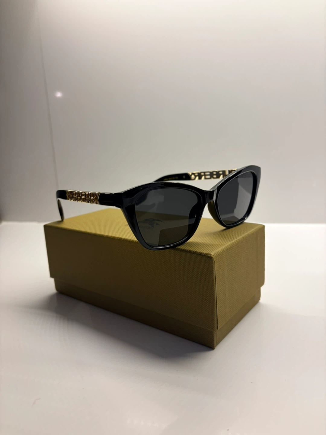 Burberry Black Cat-Eye Sunglasses - photo 2