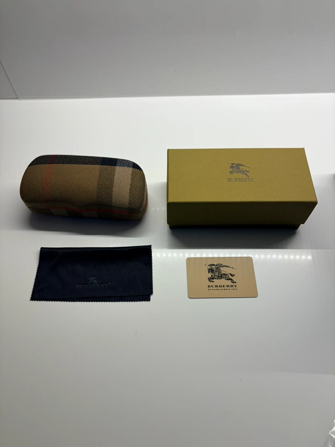Burberry Black Cat-Eye Sunglasses - photo 5