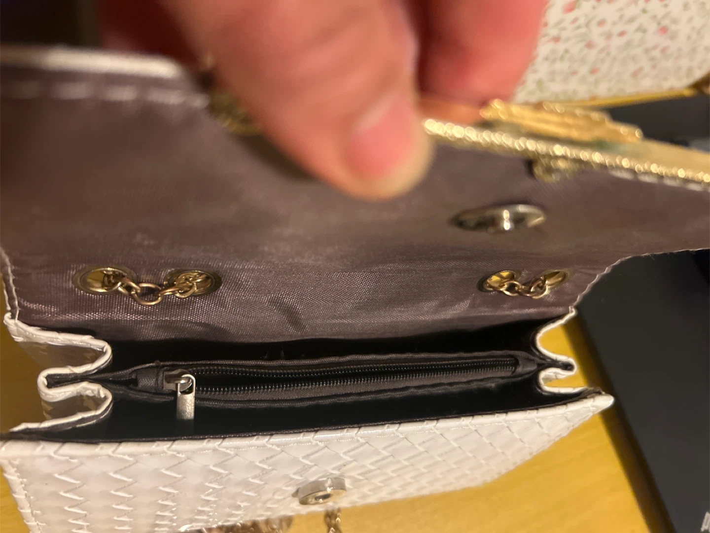 White Woven Chain Shoulder Bag with Pearl Charm - photo 4
