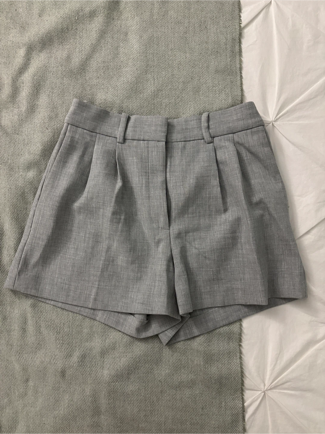 Pleated Mini Short - (Re)ssential Babaton - photo 3