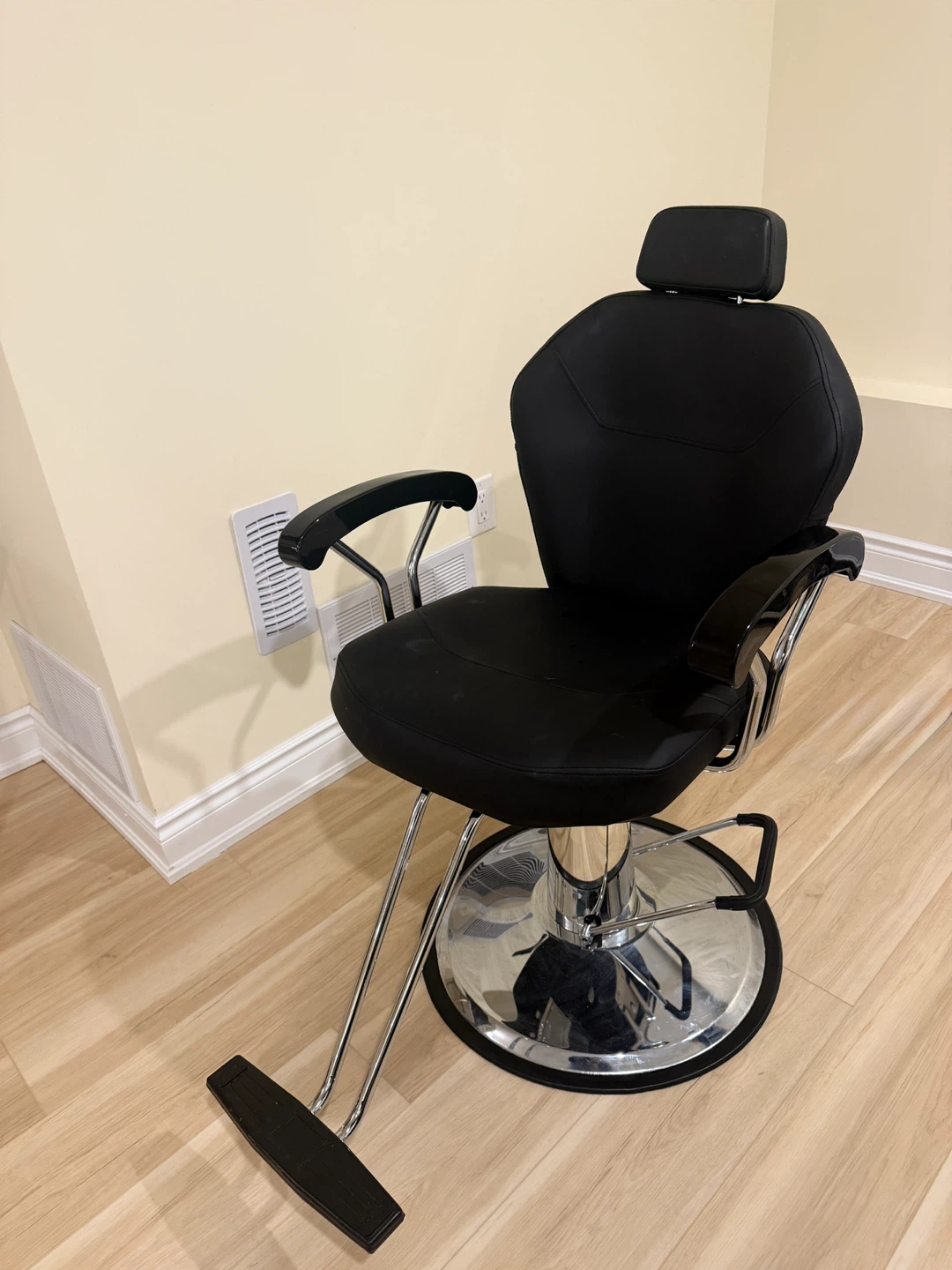 Black Styling Chair/Barber Chair with Headrest