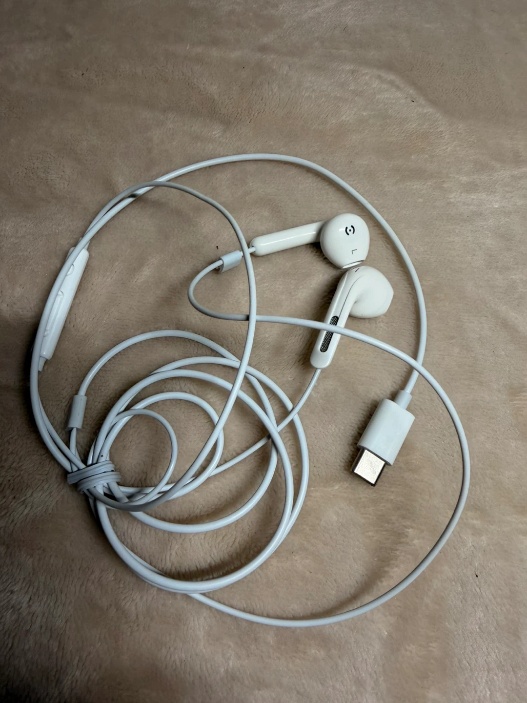 White USB-C Earbuds - photo 2