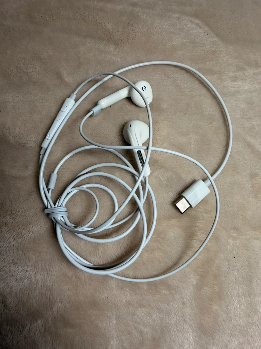 White USB-C Earbuds