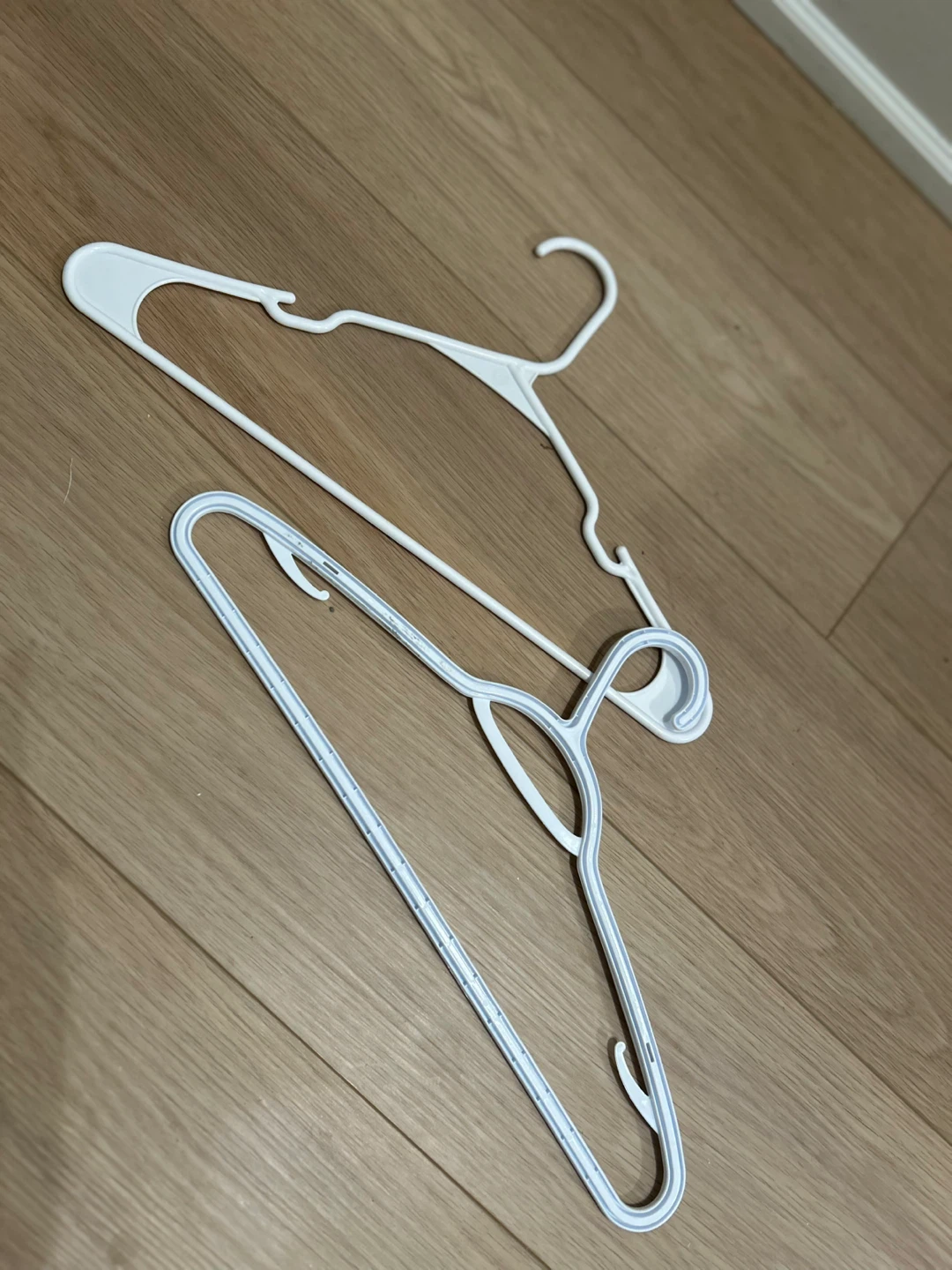 bag of white plastic hangers (35+) - photo 2