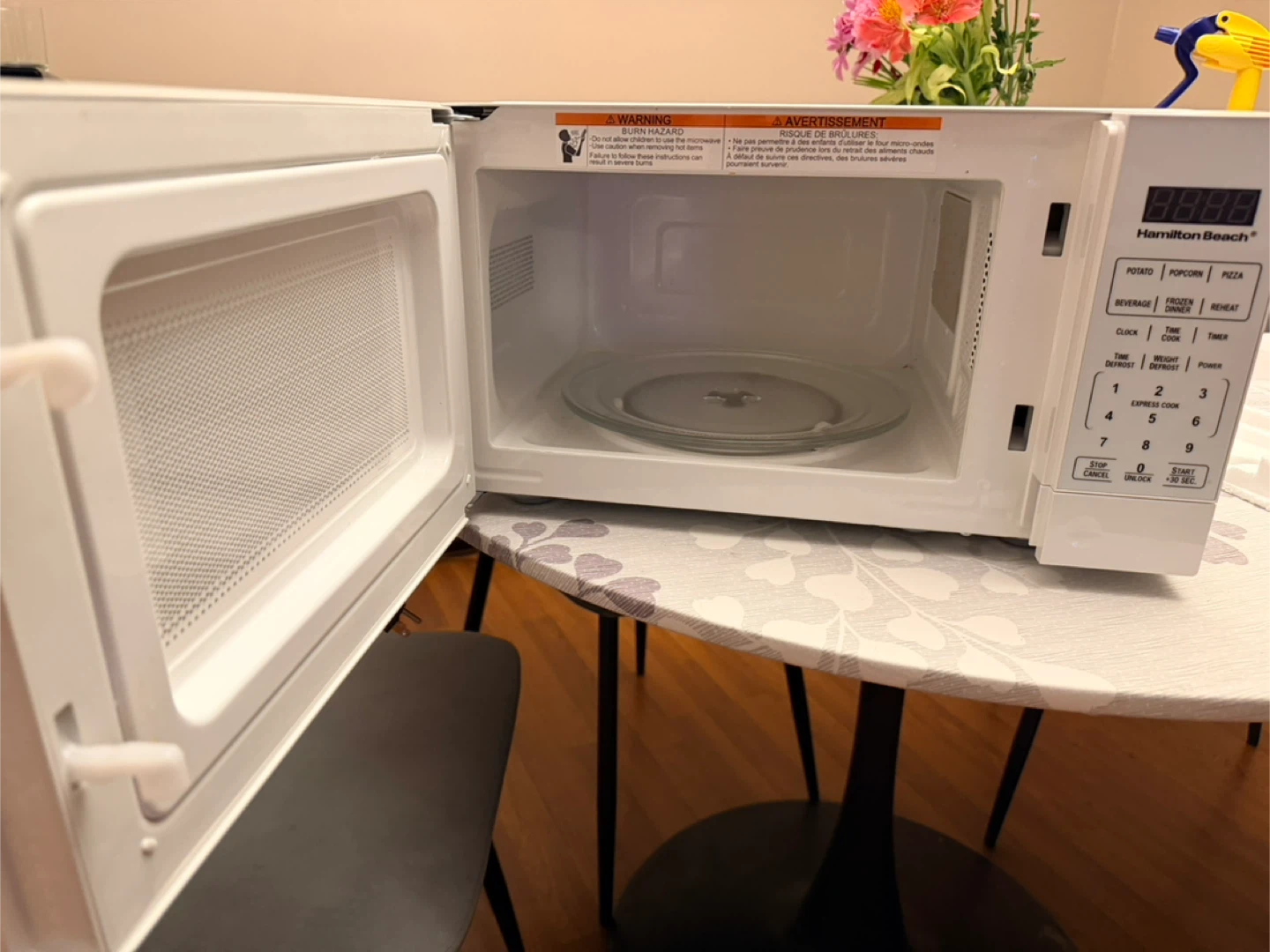 Hamilton Beach 700 Watt Microwave Oven - photo 3
