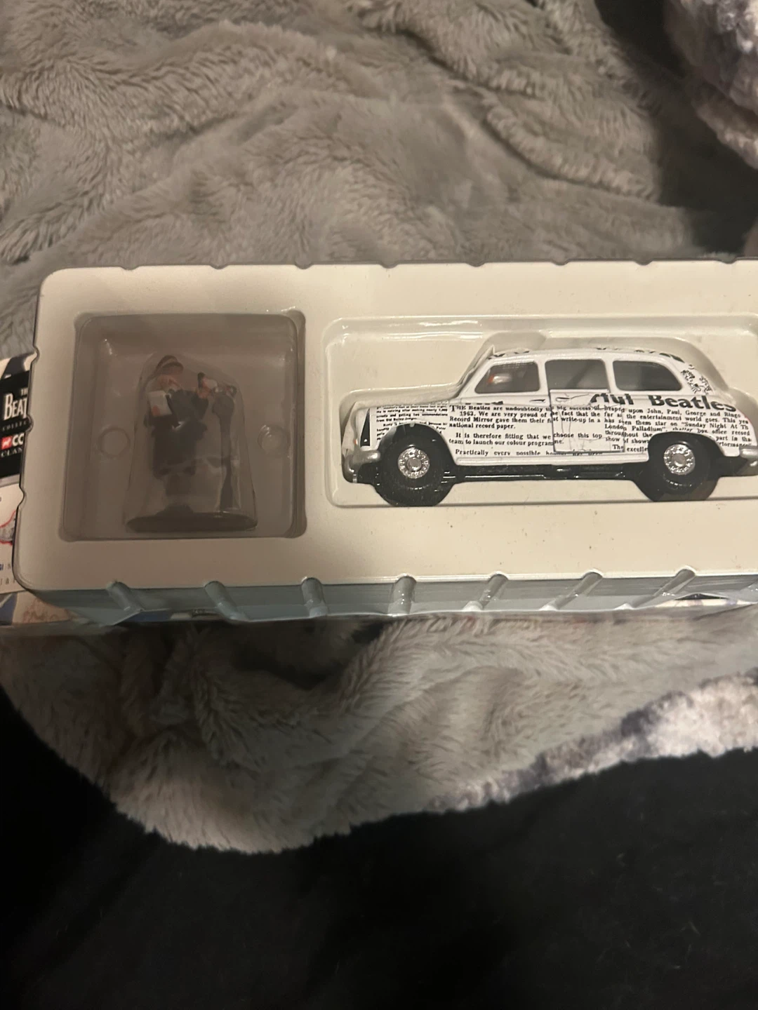 The Beatles Corgi Classics Newspaper Van and Figure Set - photo 2