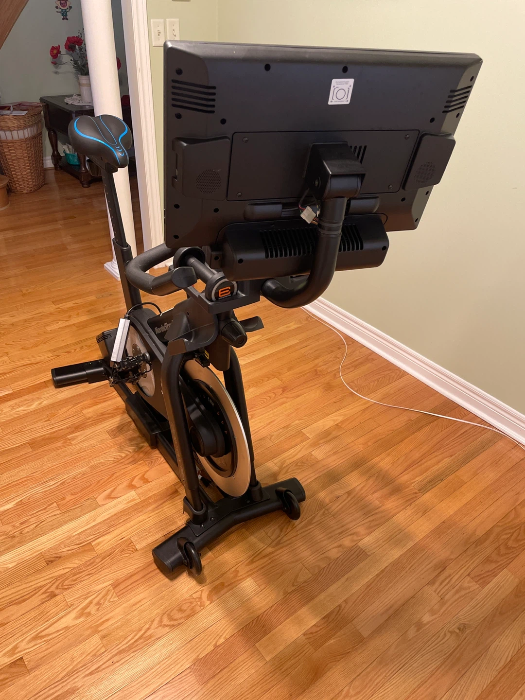 NordicTrack S22i Commercial Studio Cycle - photo 3