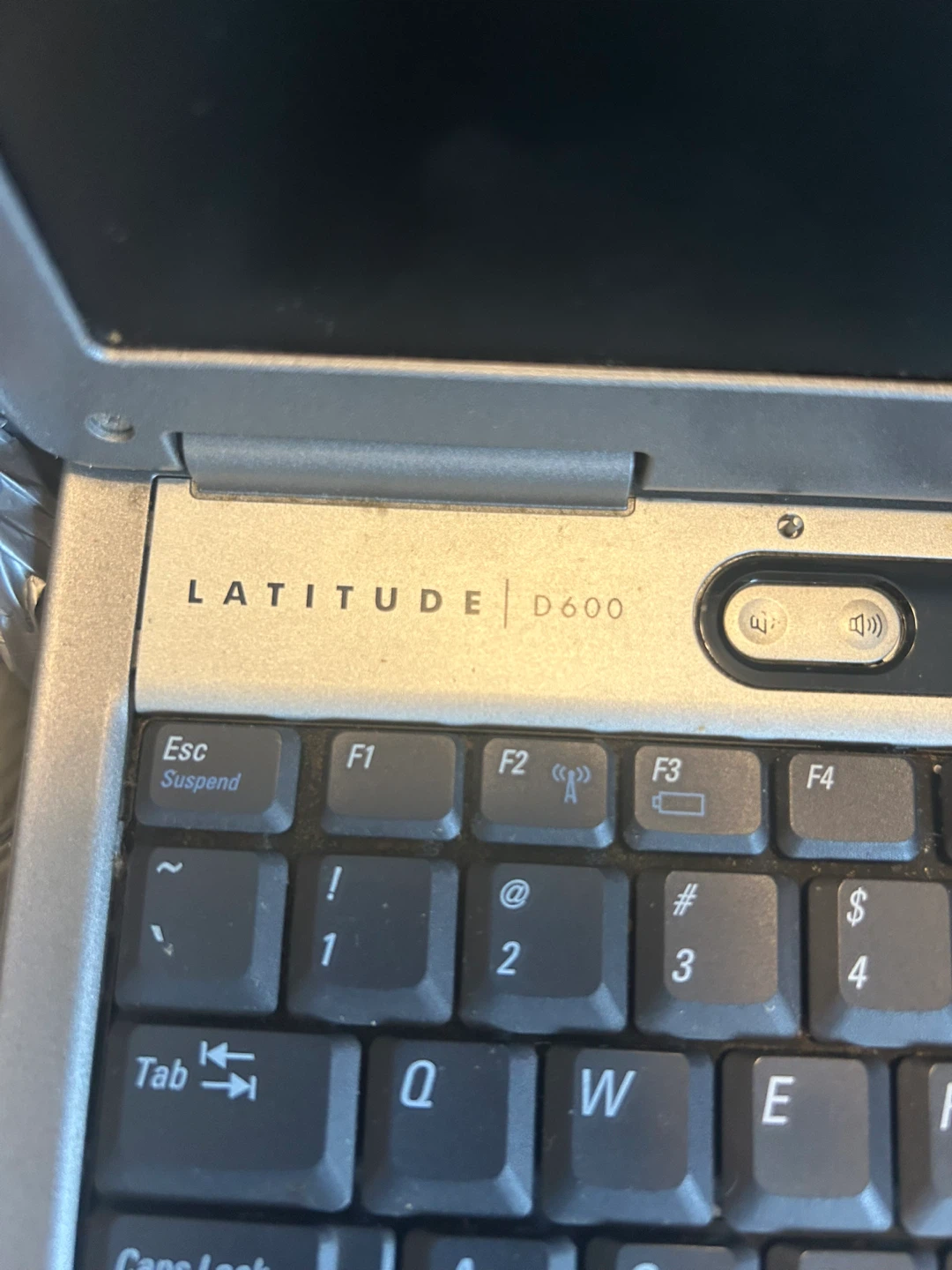 Dell Latitude D600 Laptop - photo 3