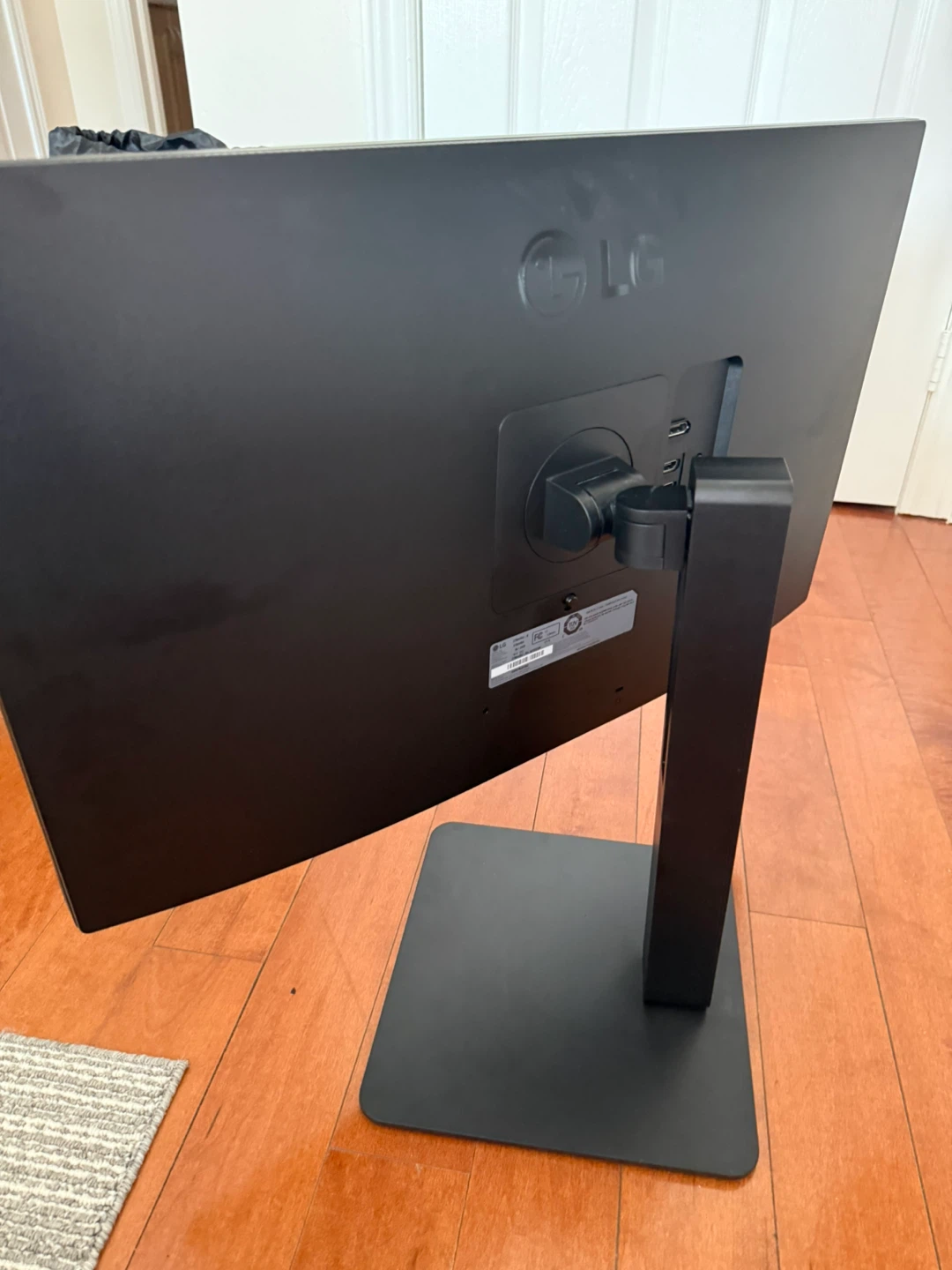 LG UltraFine Monitor - photo 4