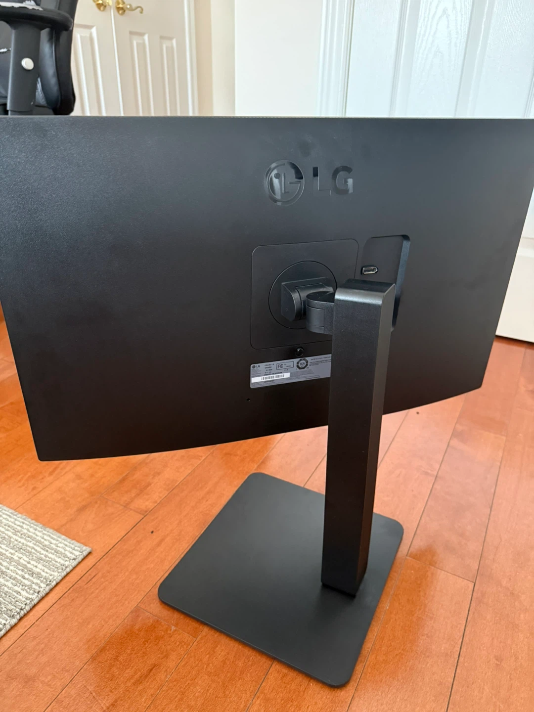 LG UltraFine Monitor - photo 5