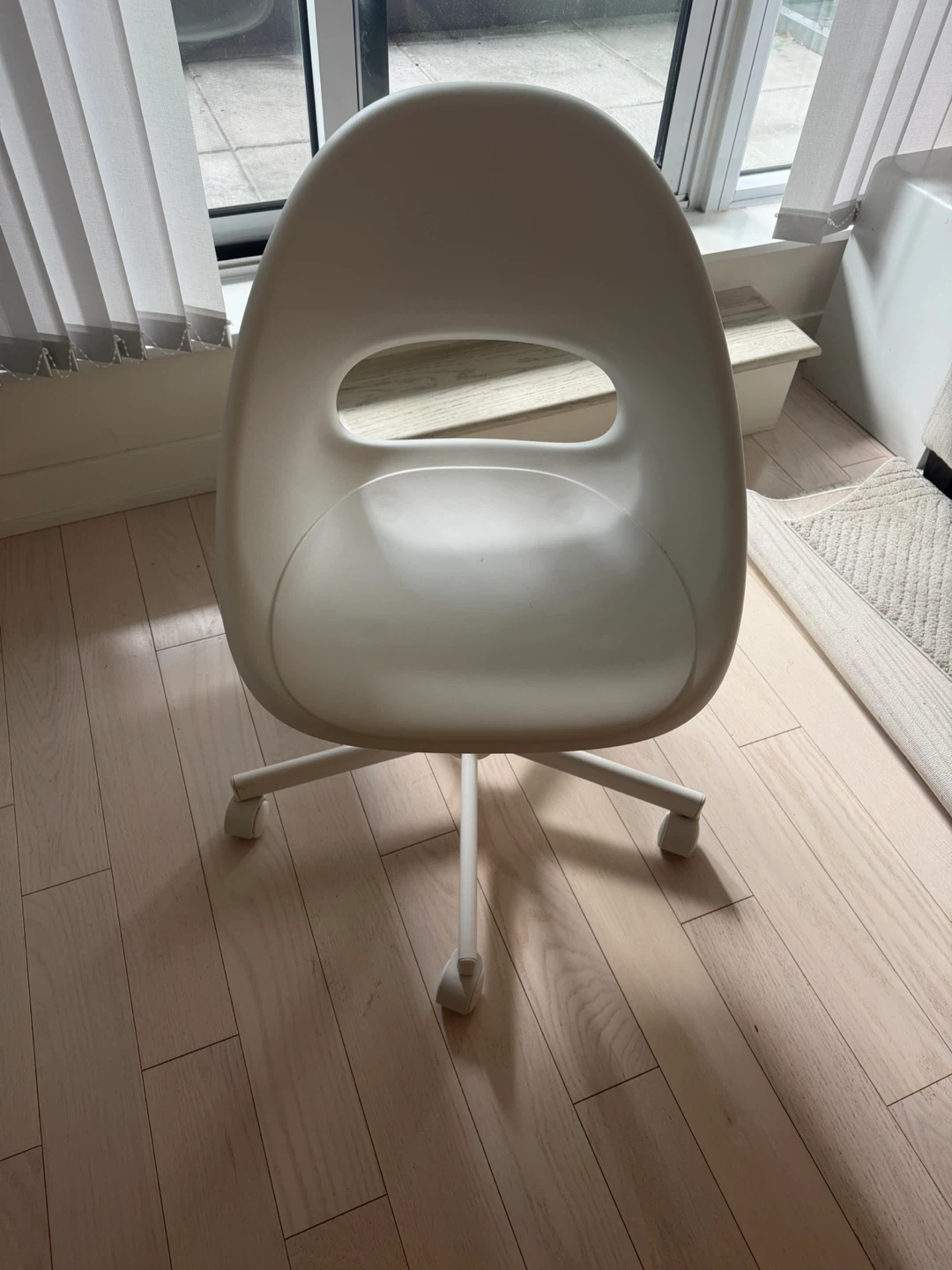 White Swivel Office Chair - photo 4