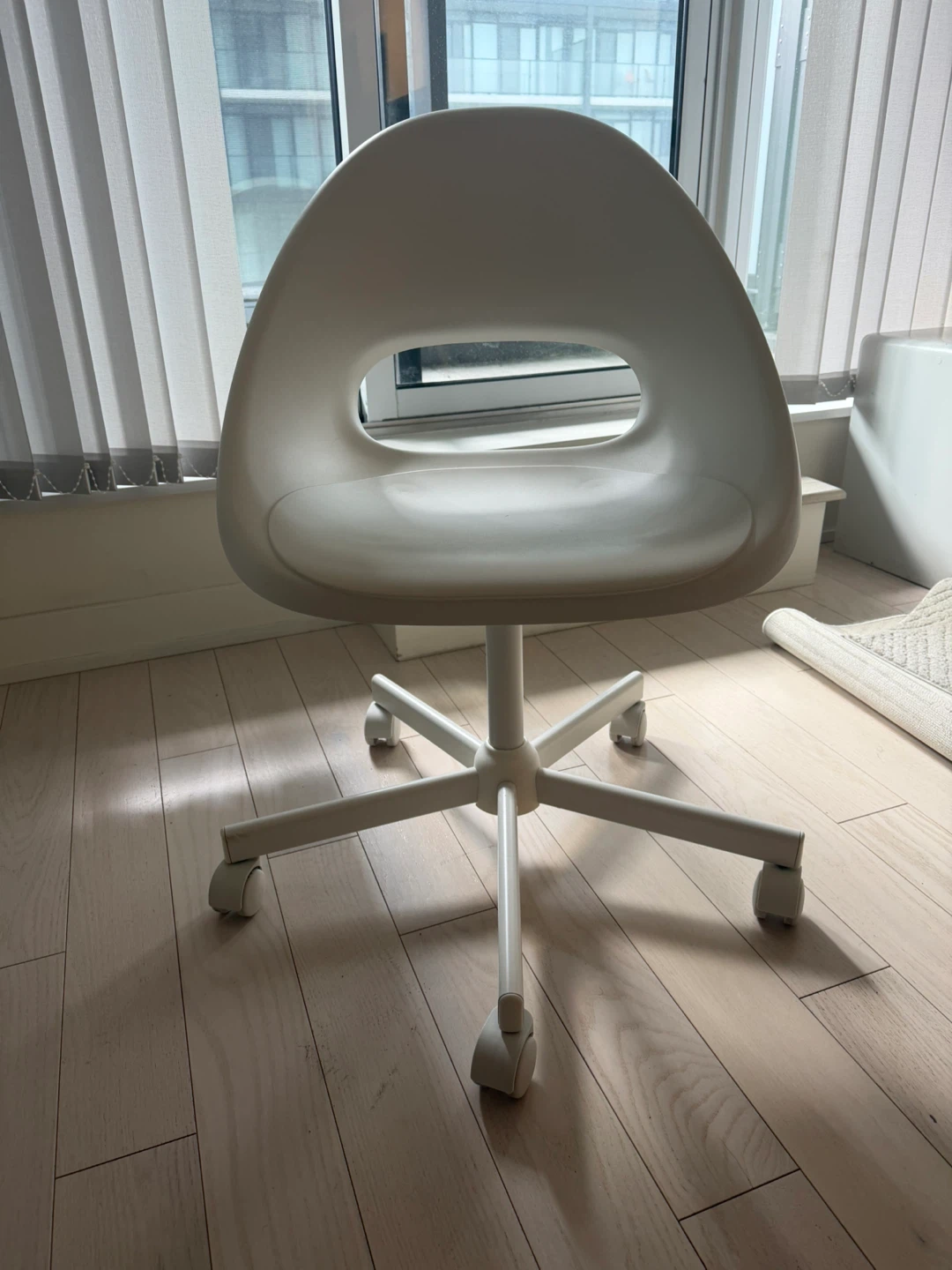 White Swivel Office Chair - photo 3