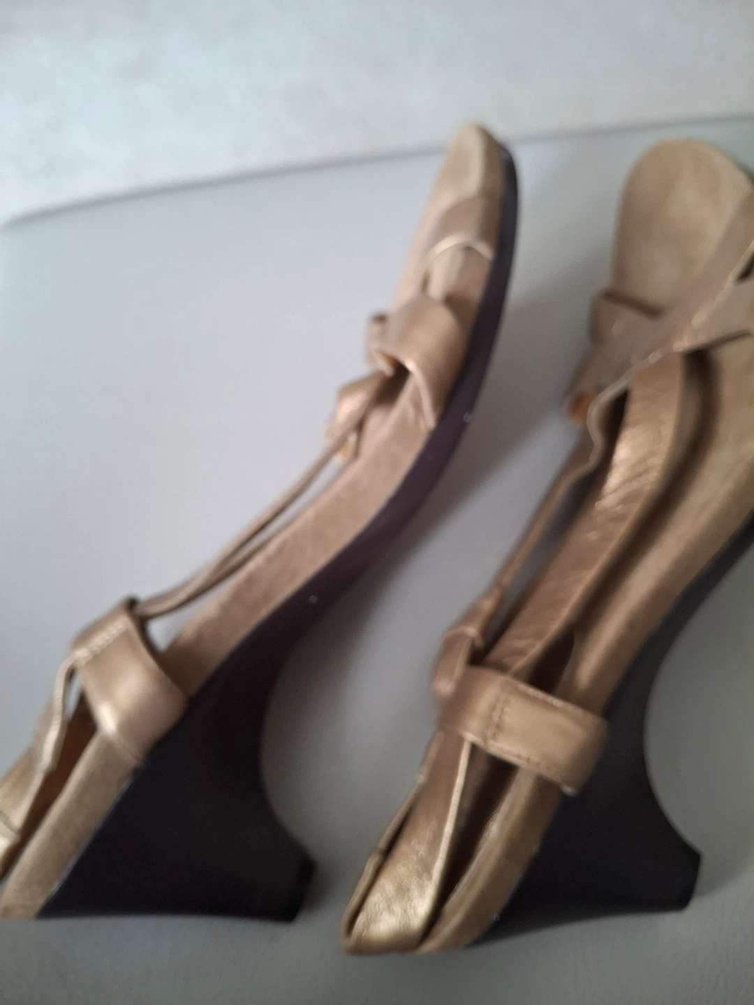 Bandolino gold wedge sandals - photo 2