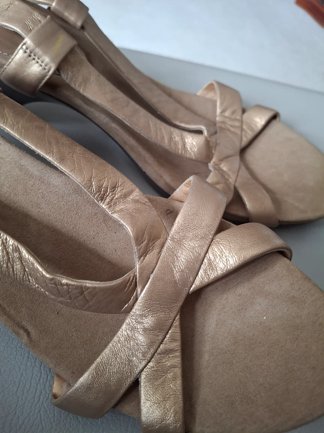 Bandolino gold wedge sandals - photo 3