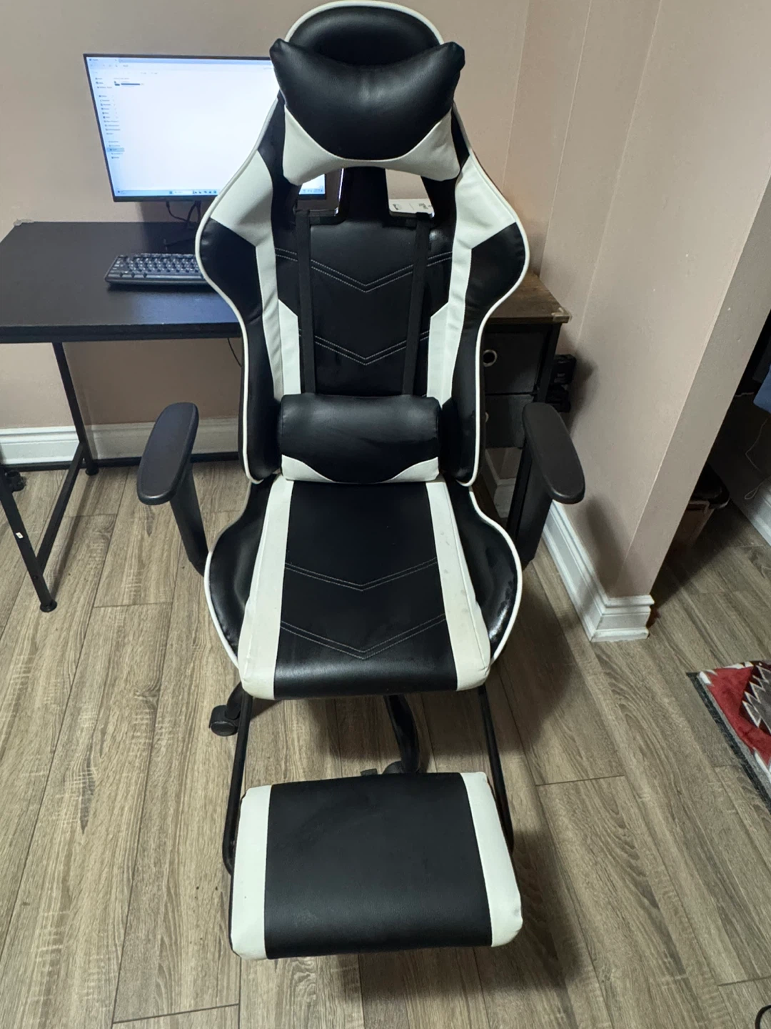 White Gaming Chair – Ergonomic Reclining – Excellent Condition - photo 3
