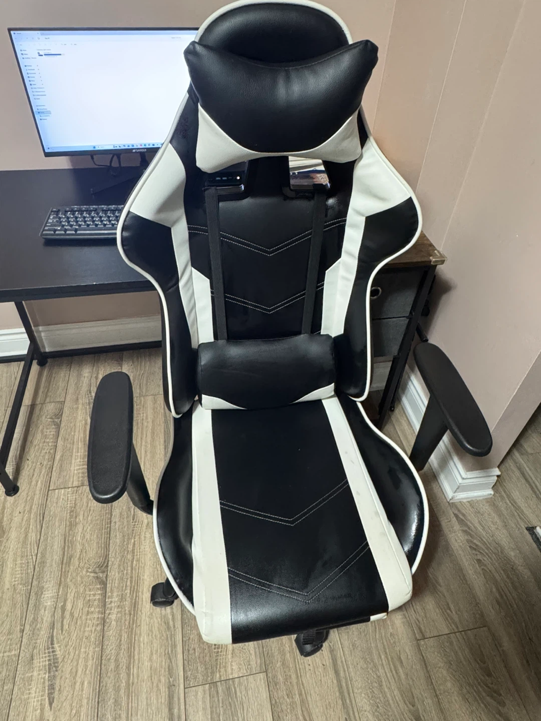 White Gaming Chair – Ergonomic Reclining – Excellent Condition - photo 2