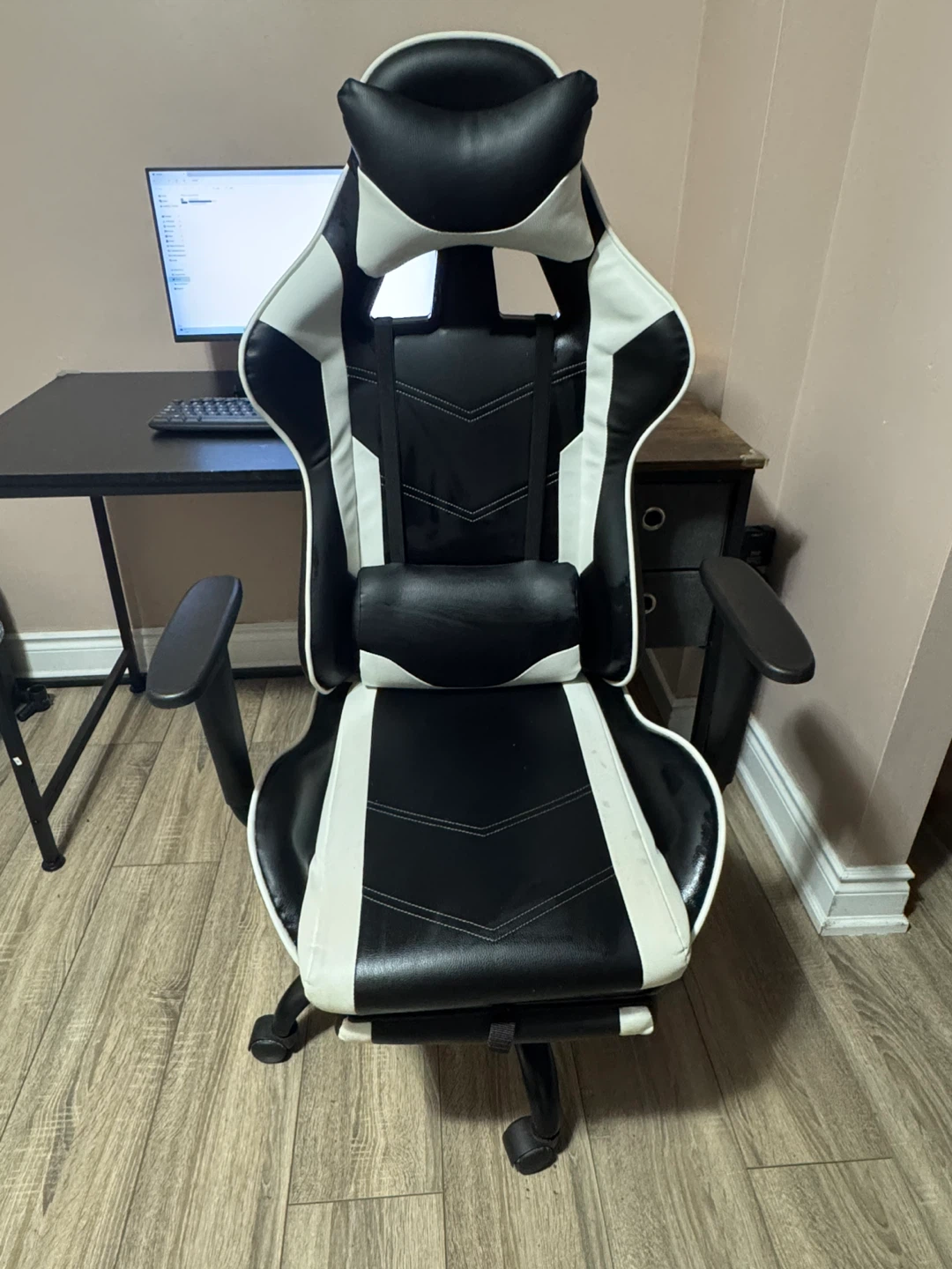 White Gaming Chair – Ergonomic Reclining – Excellent Condition
