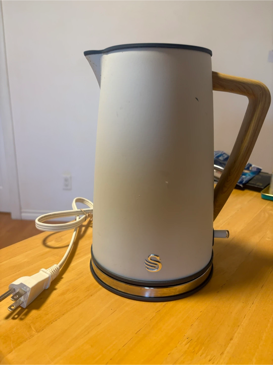 Swan Retro Kettle with Wooden Handle