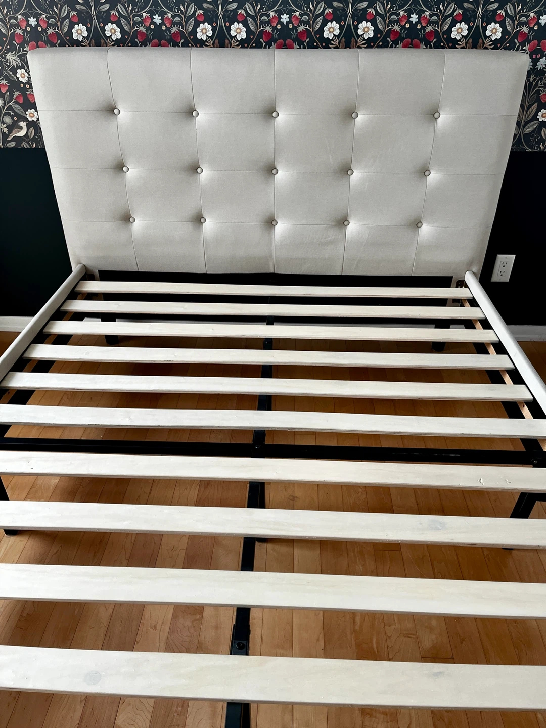 Tufted Upholstered Bed Frame - Queen - photo 2