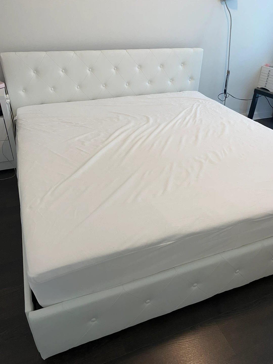 King Size Diamond Tufted Bed Frame and Matress - photo 2