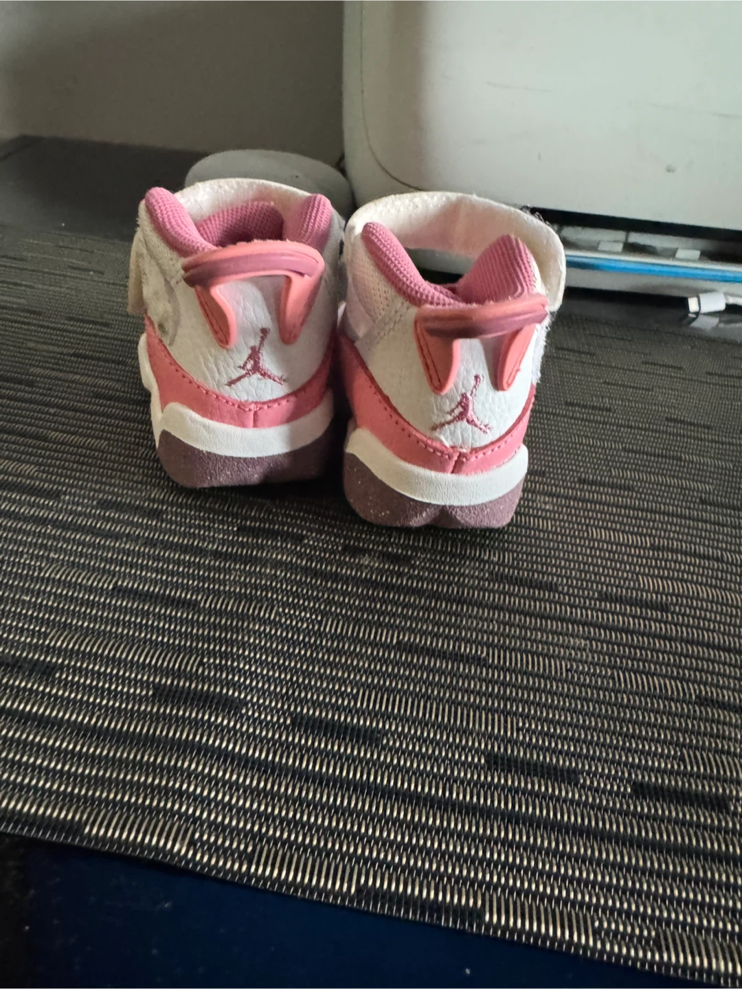 Jordan 11 2c pink white