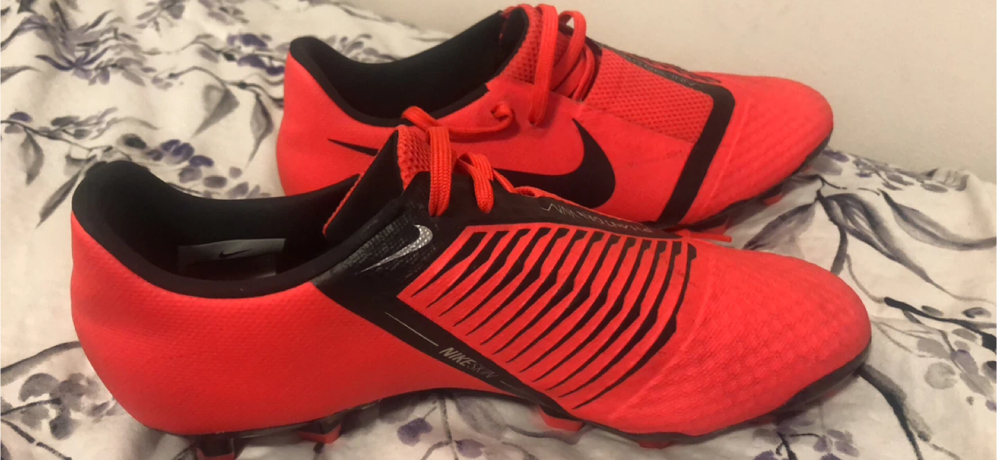 Nike Phantom Vision Soccer Cleats - Size 7.5