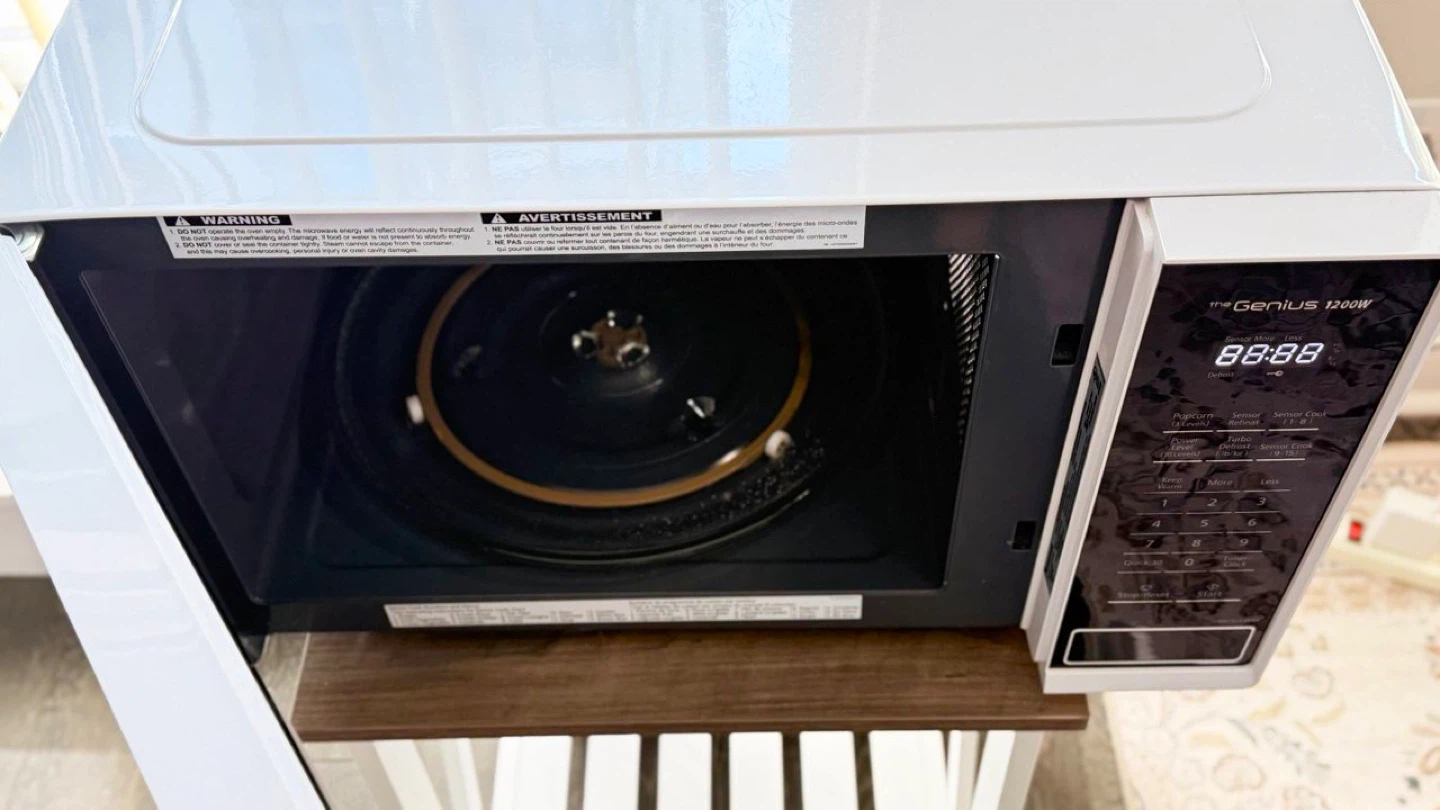 Panasonic 1200W Genius Inverter Microwave - $40 - photo 3