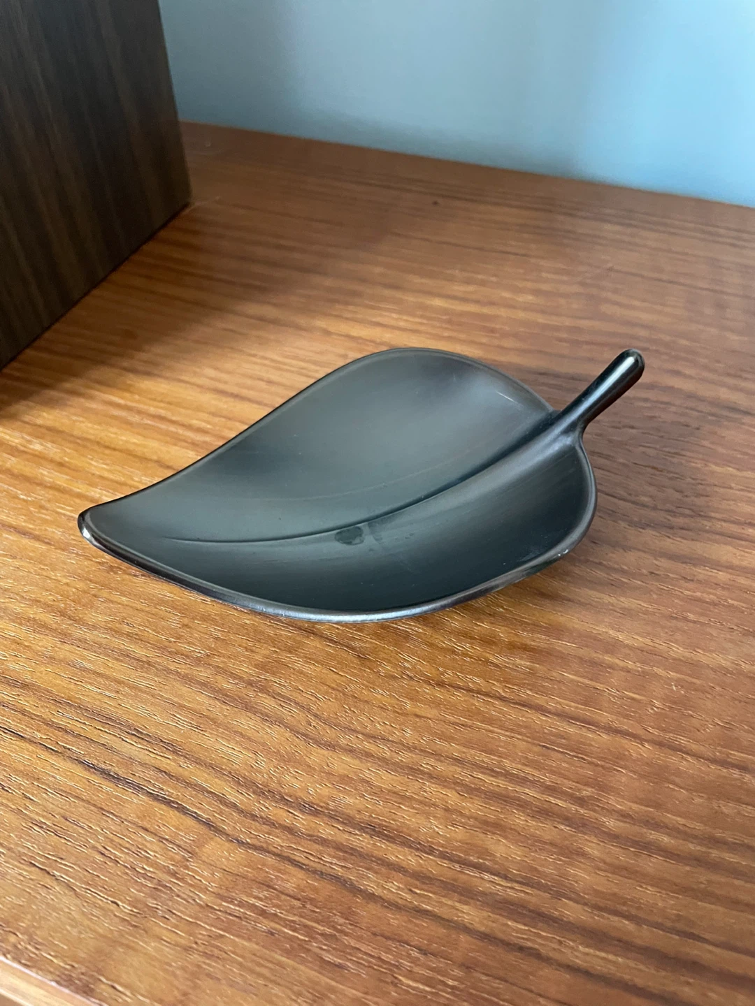 Leaf-shaped trinket dish