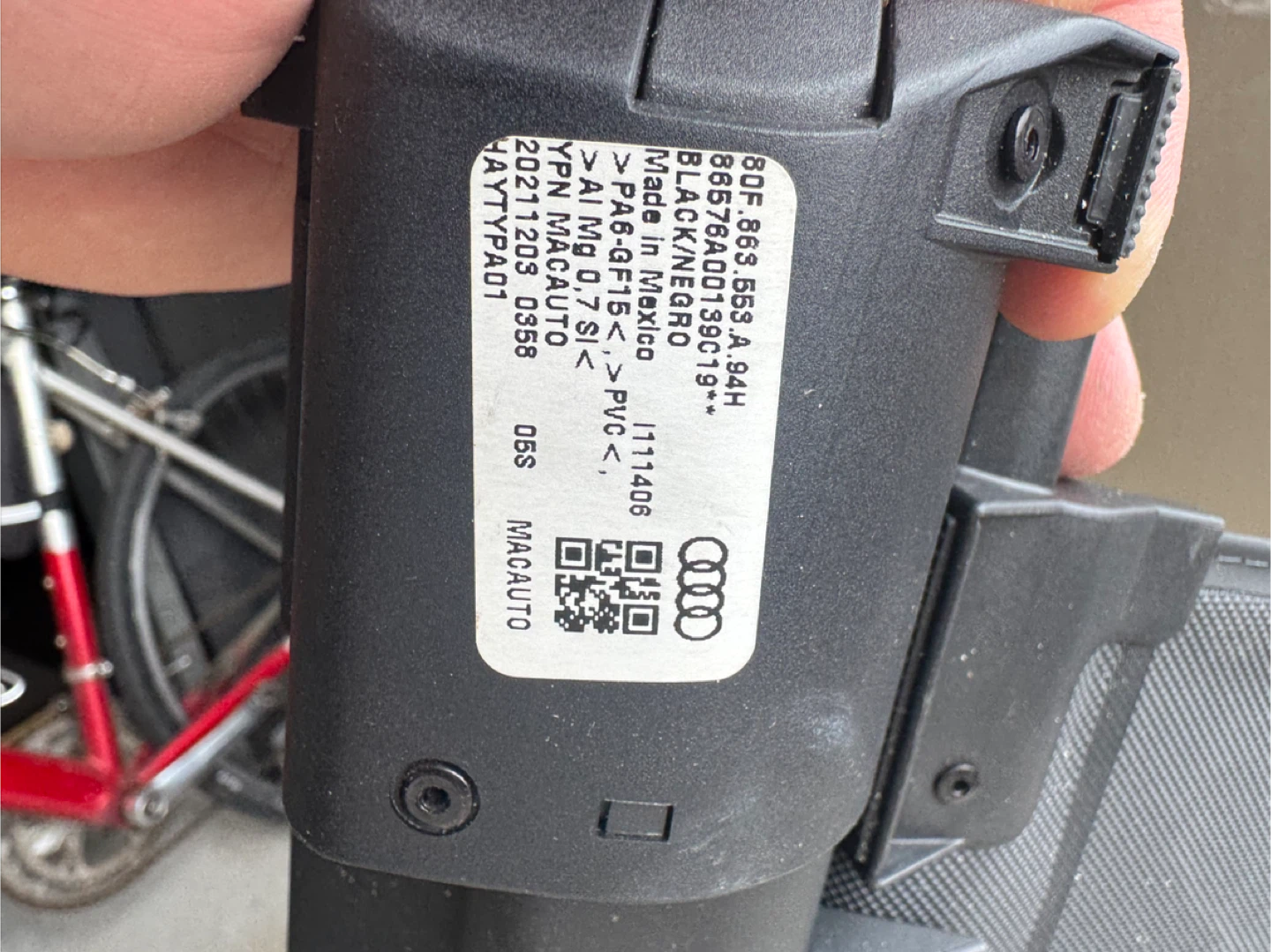 OEM Audi Trunk Cargo Cover Retractable - photo 3