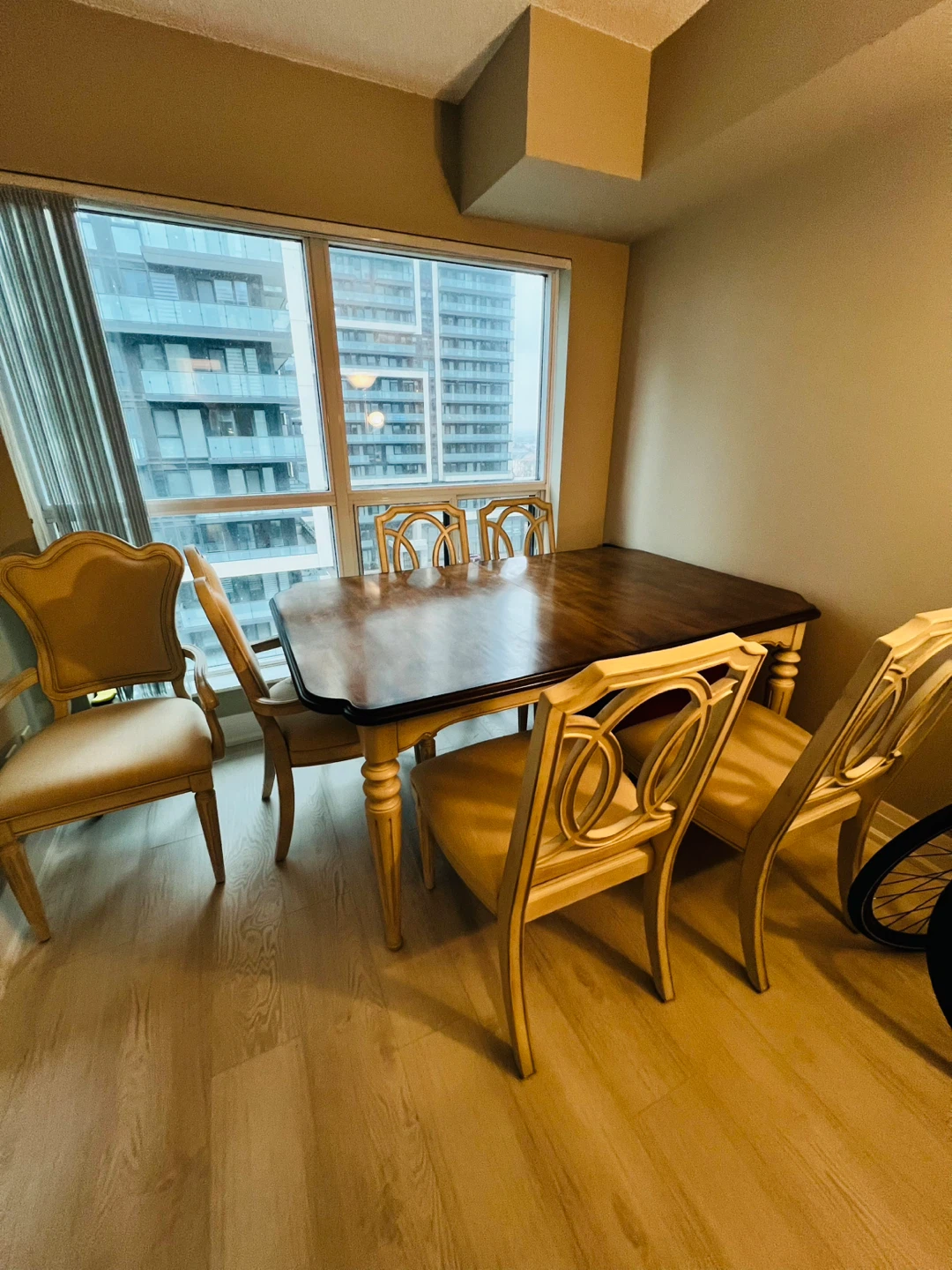 Elegant Two-Tone Extendable Dining Set - Table & 6 Chairs - photo 2