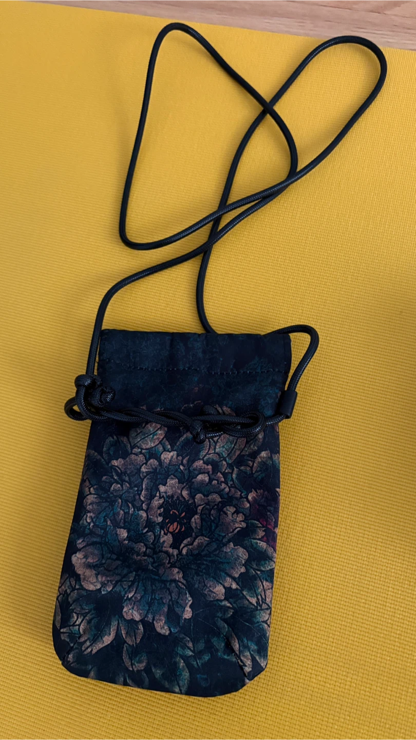 Floral Drawstring crossbody phone Bag