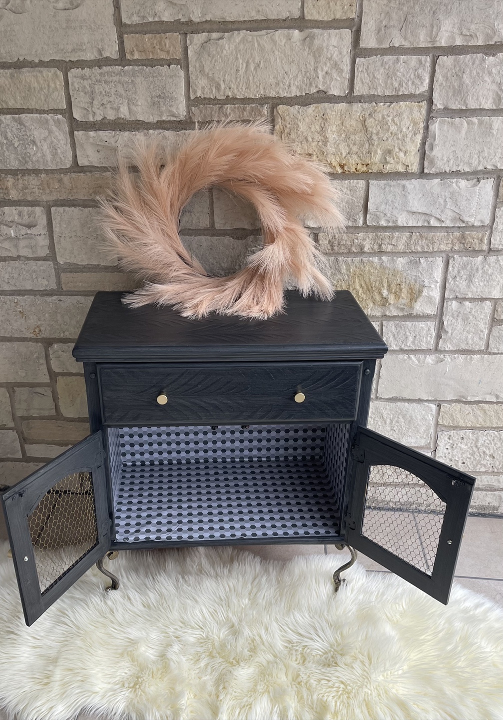 Small Credenza/Accent piece/Entrance Piece With Storage - photo 4