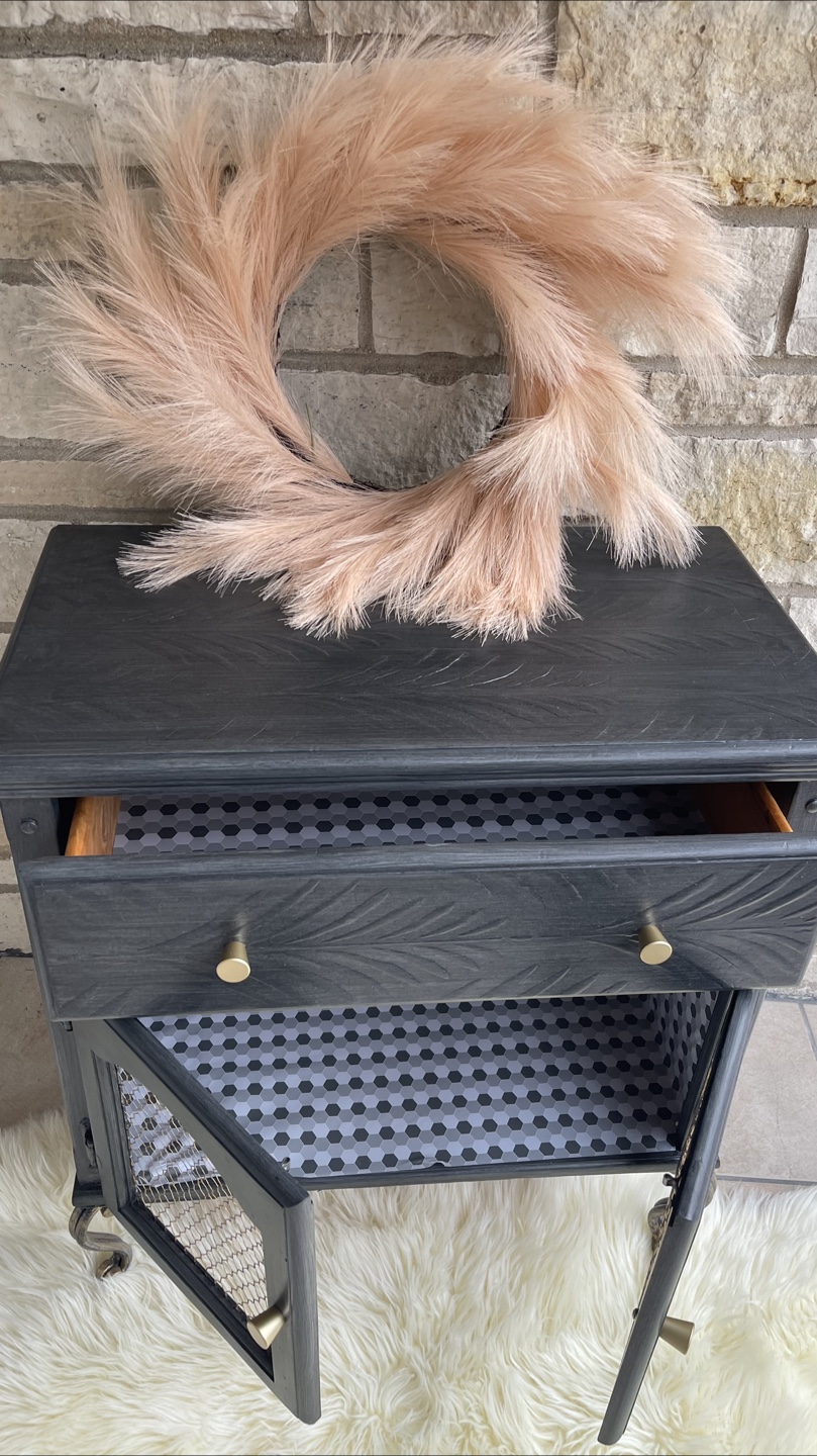Small Credenza/Accent piece/Entrance Piece With Storage - photo 3