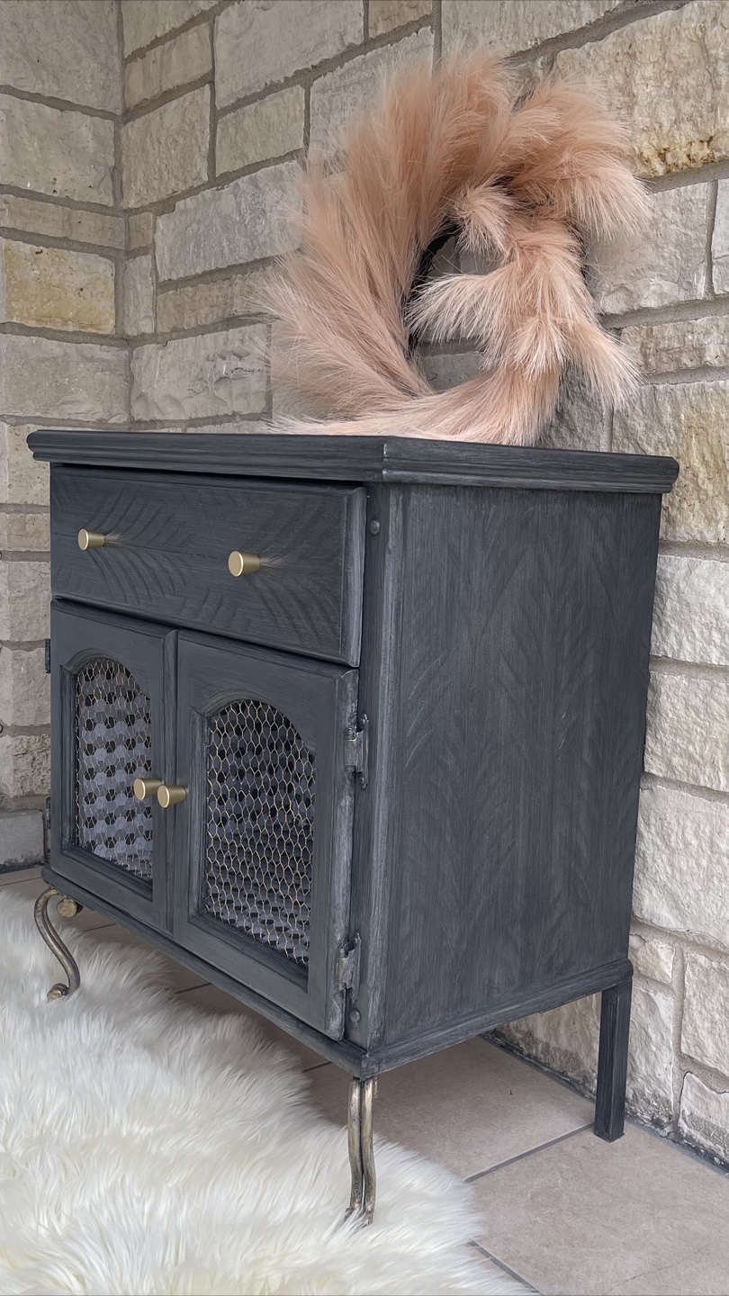 Small Credenza/Accent piece/Entrance Piece With Storage - photo 2
