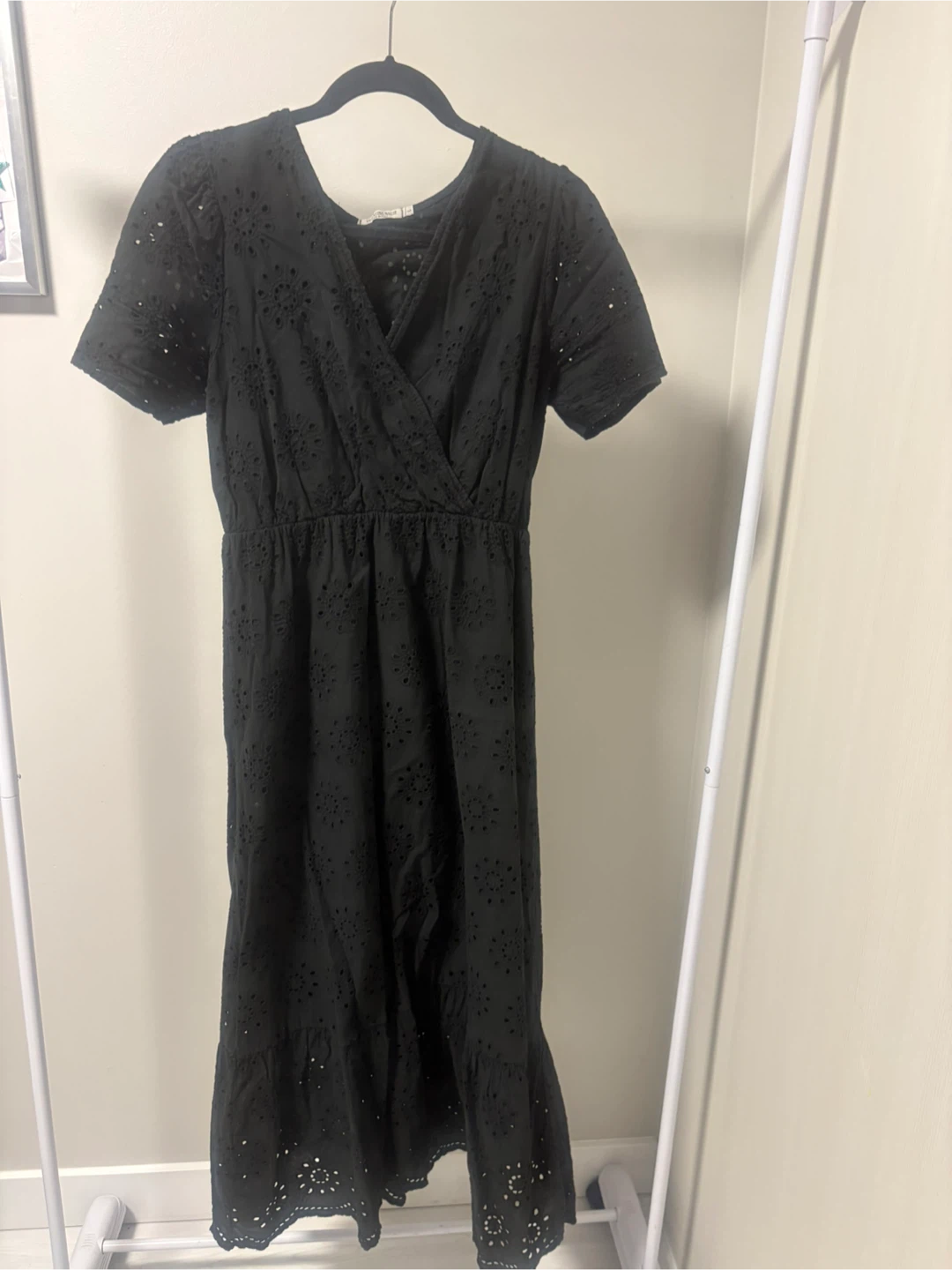 Robe noire courte à œillets - photo 3
