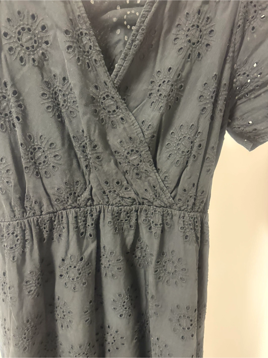 Robe noire courte à œillets - photo 4