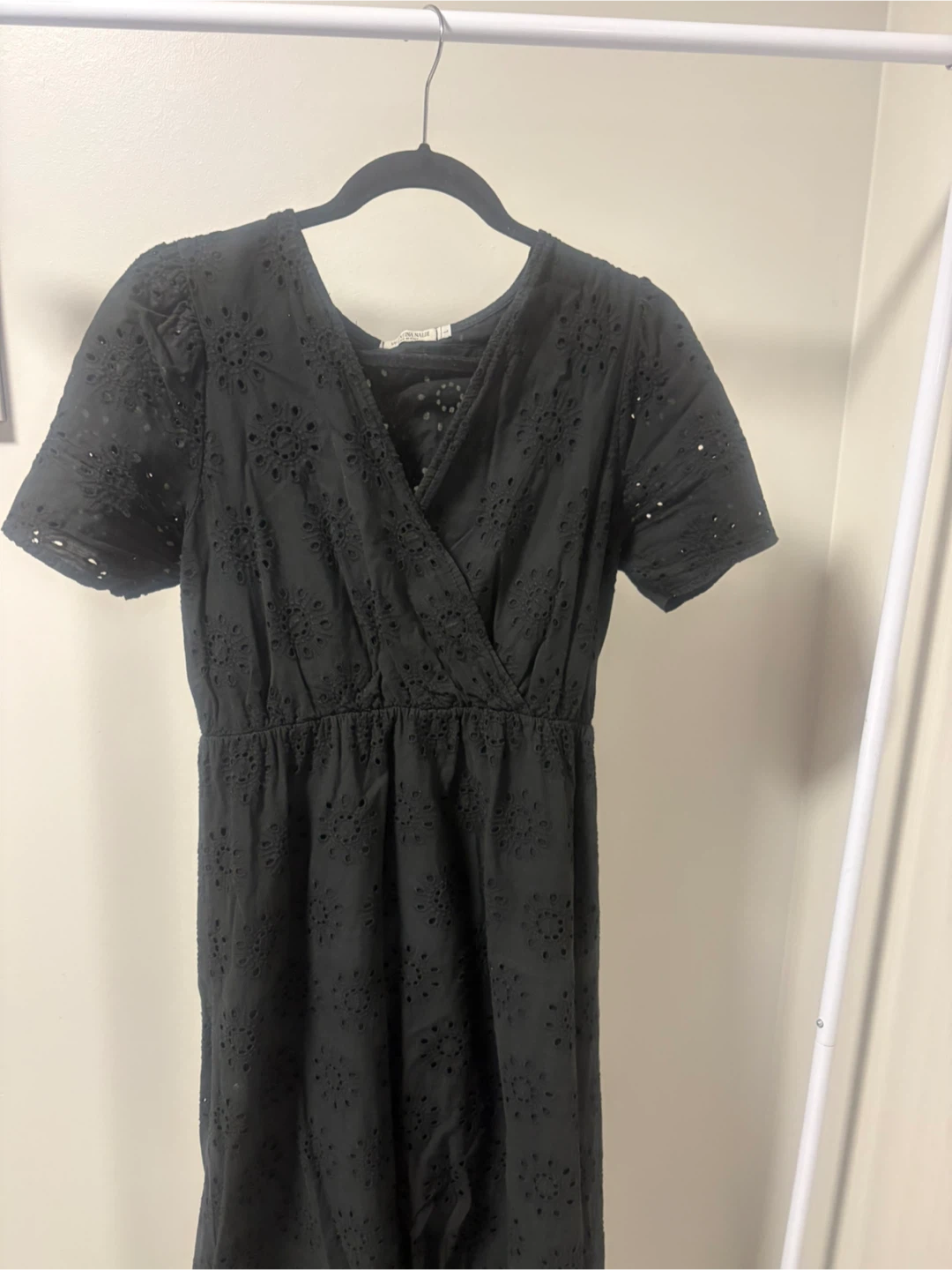 Robe noire courte à œillets - photo 2