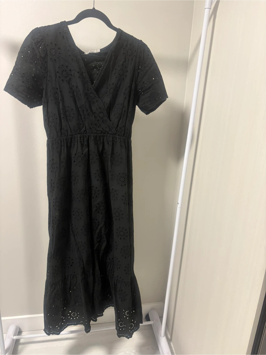 Robe noire courte à œillets