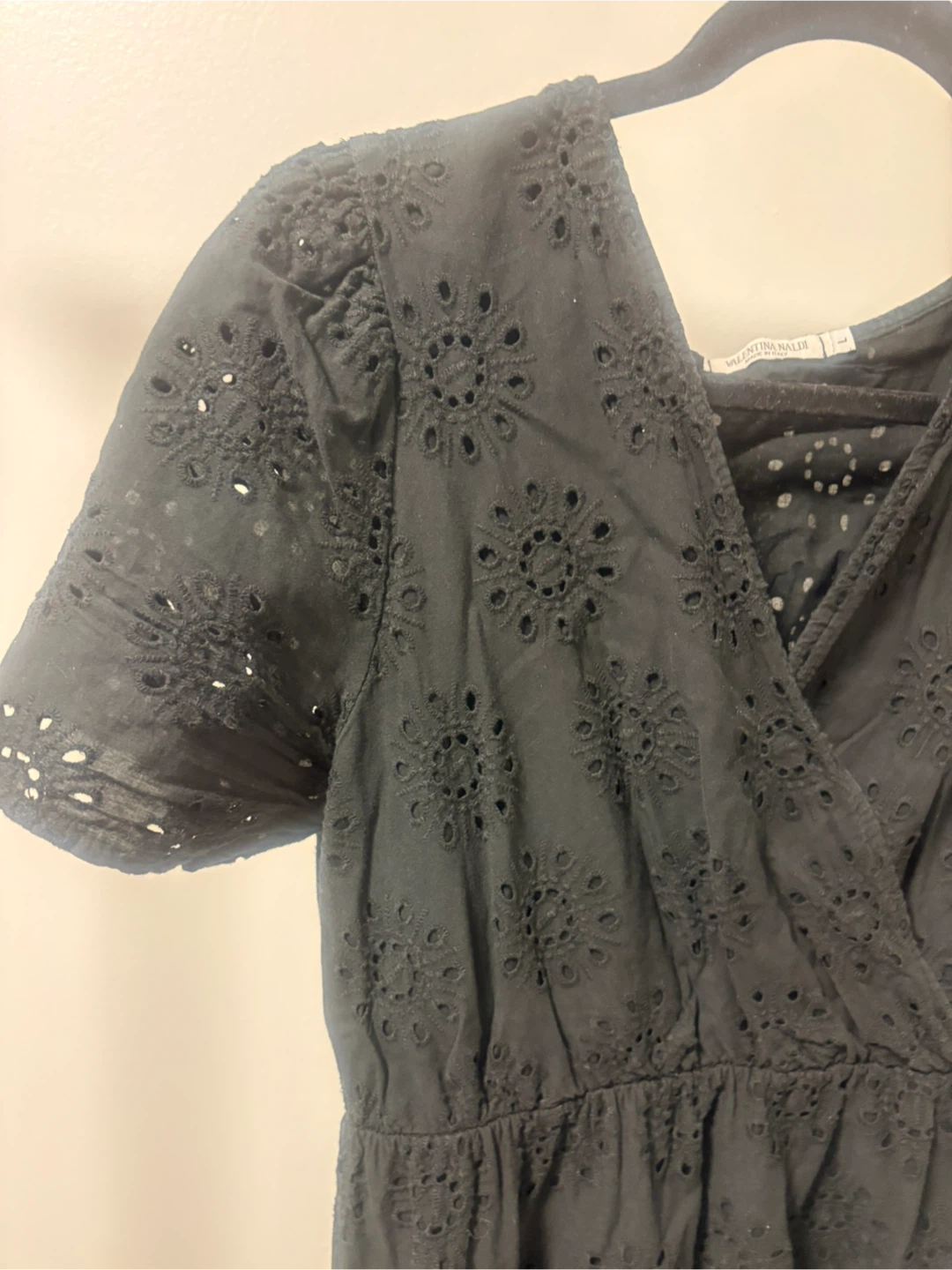 Robe noire courte à œillets - photo 5