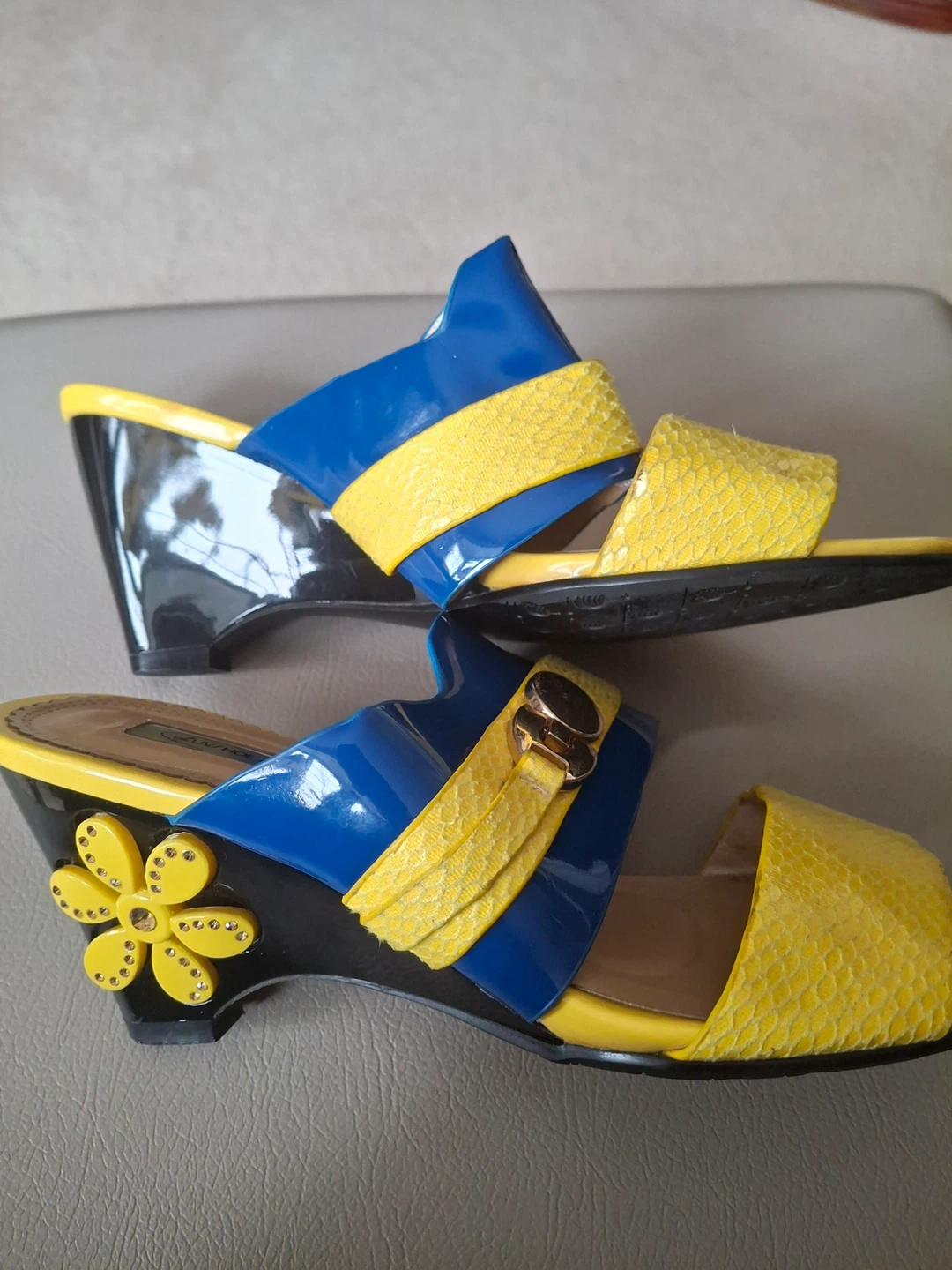 Blue and yellow wedge sandals with flower detail